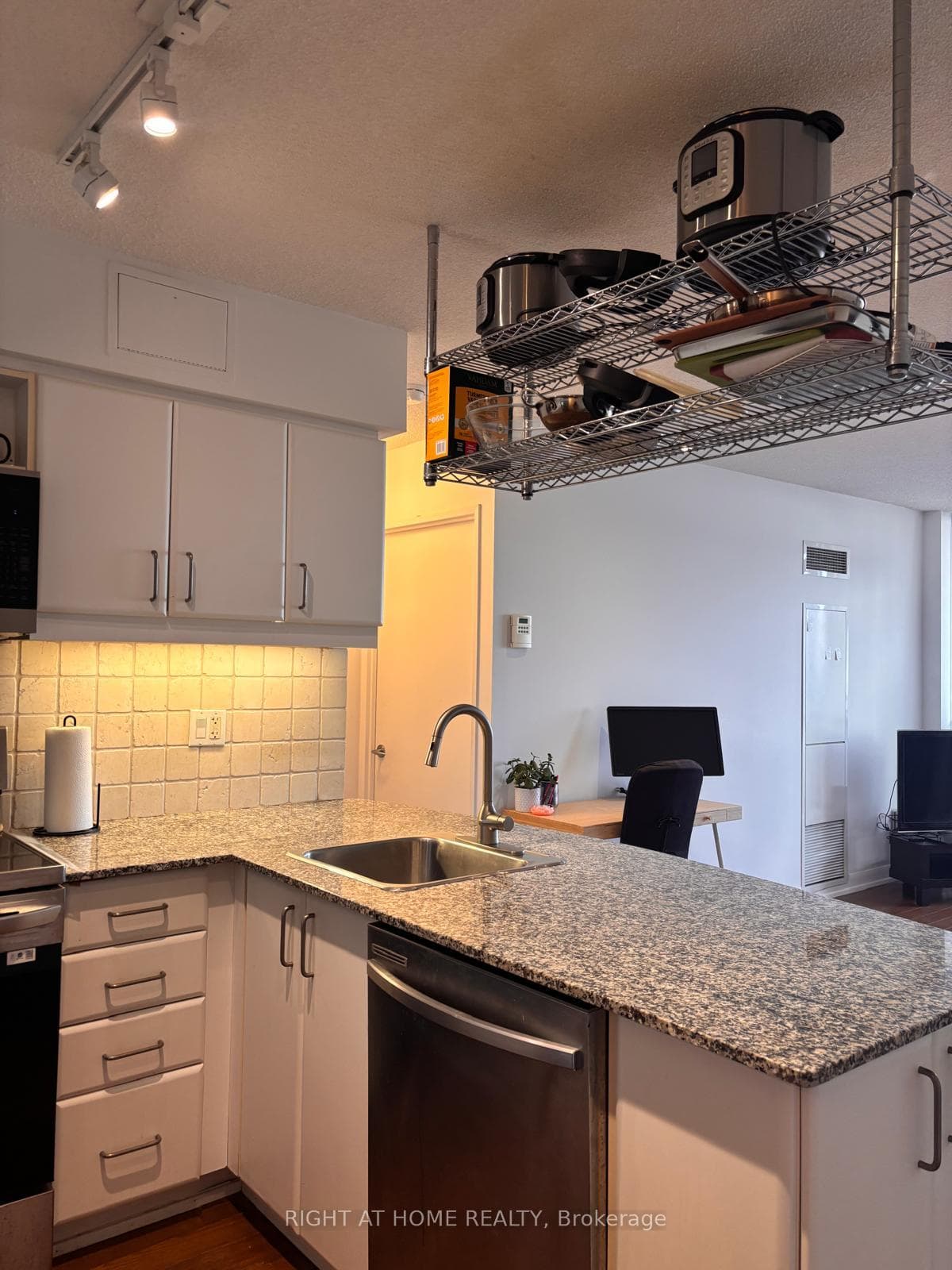 33 Sheppard Avenue Unit 1500 photo 16