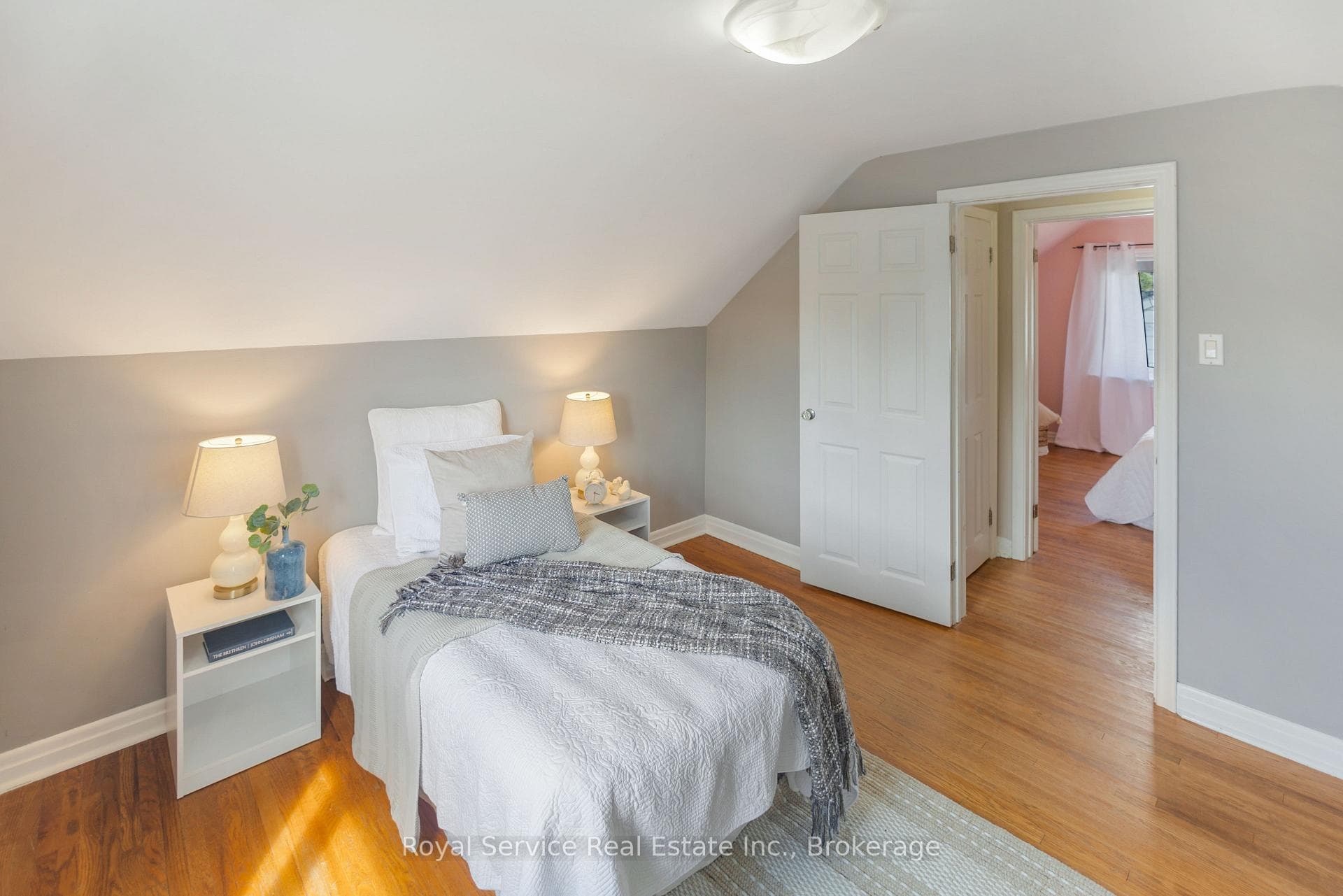 558 Burnham Street photo 21