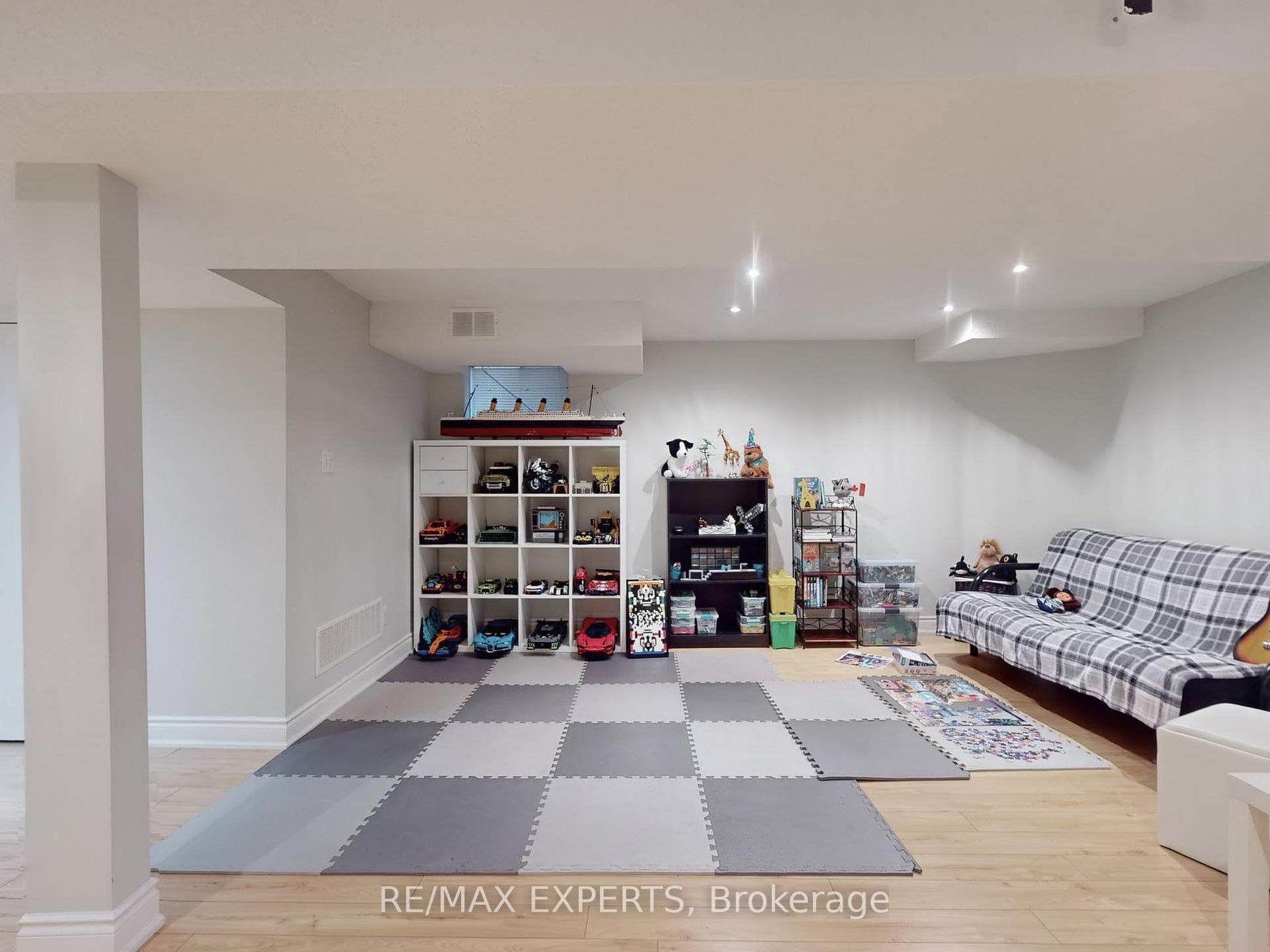 740 Savoy Crescent photo 34