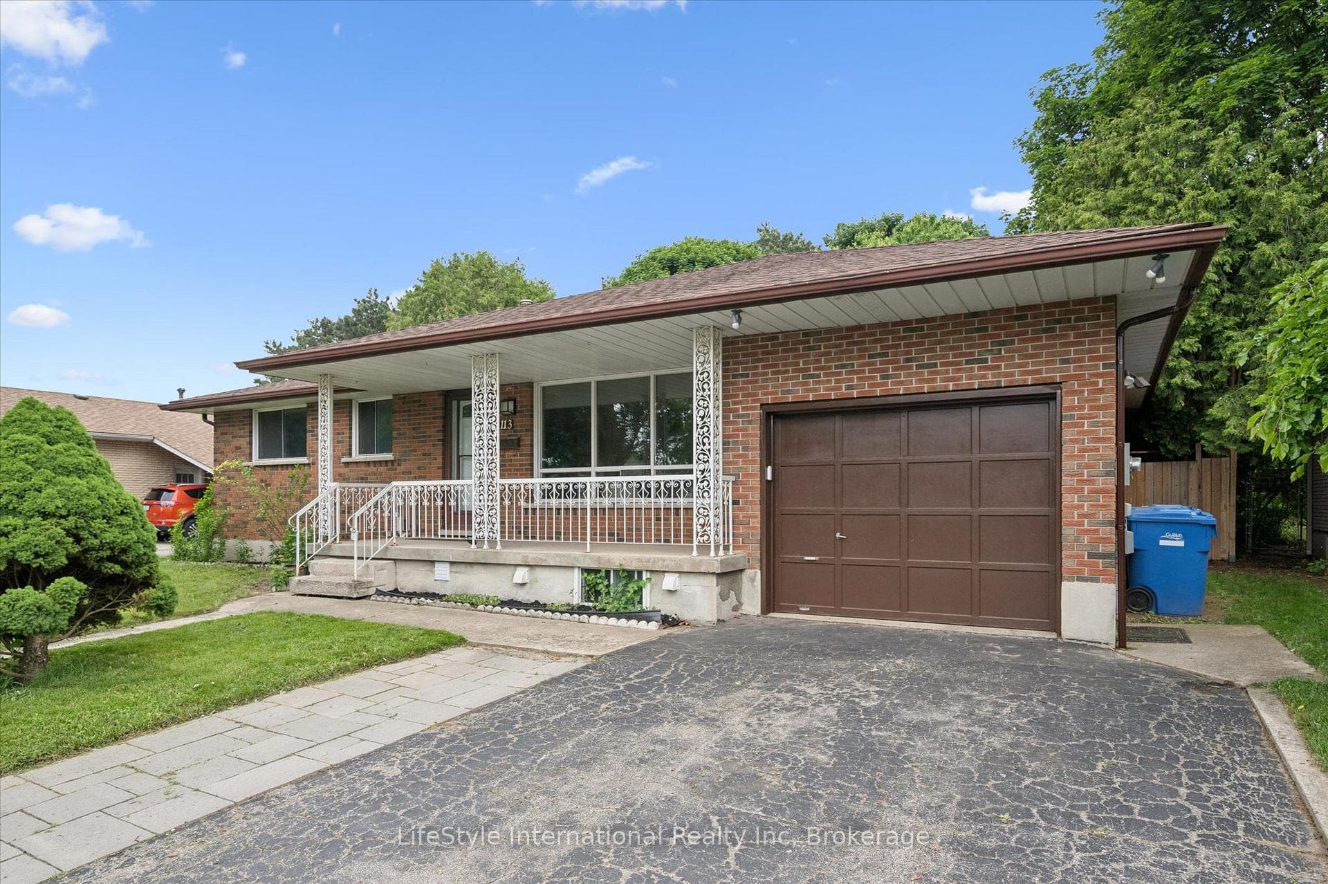113 Applewood Crescent photo 2