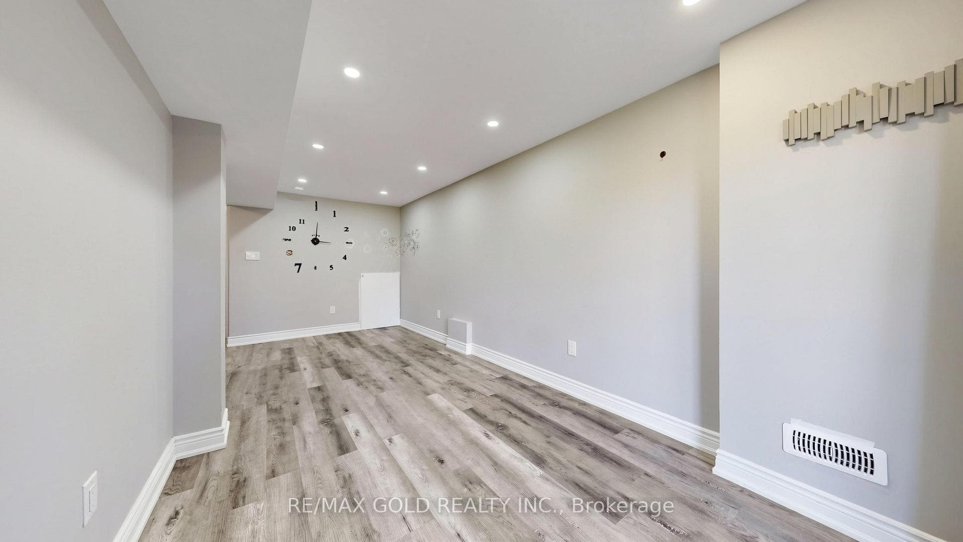 9 Edgewater Court photo 35