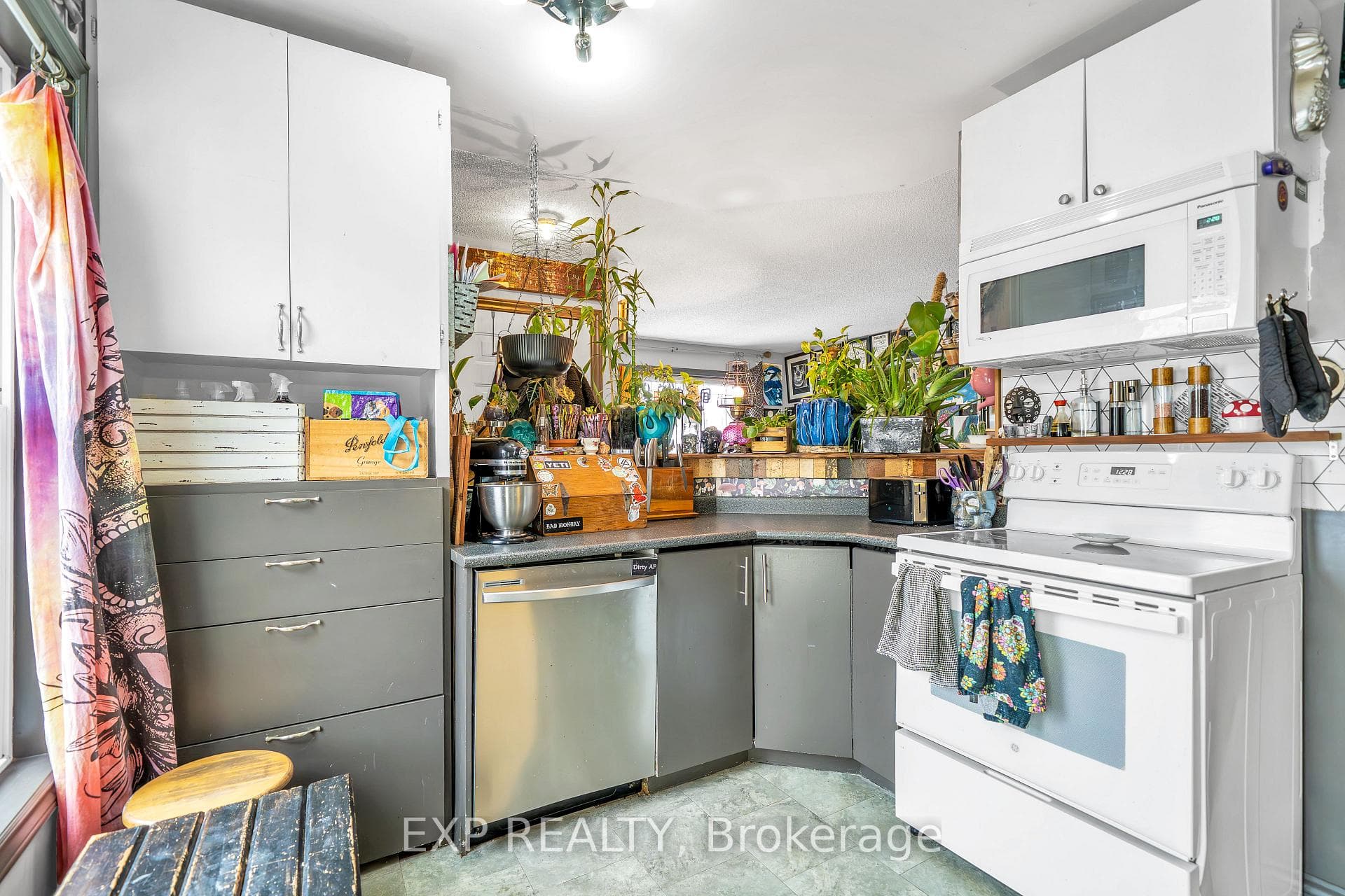 679 Frobisher Court photo 11