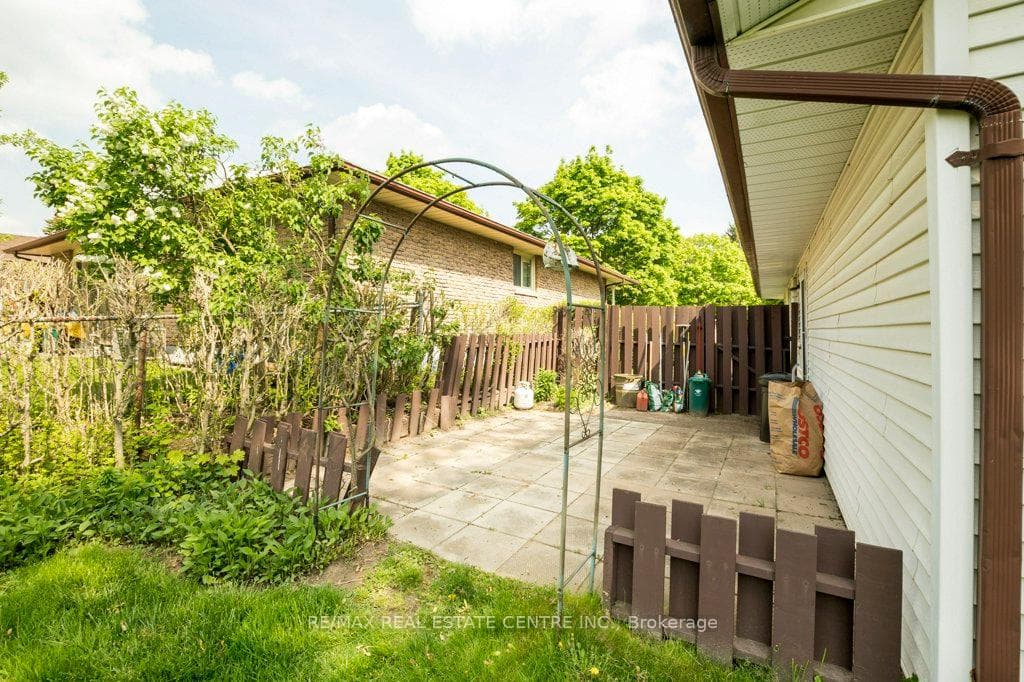 Side yard patio