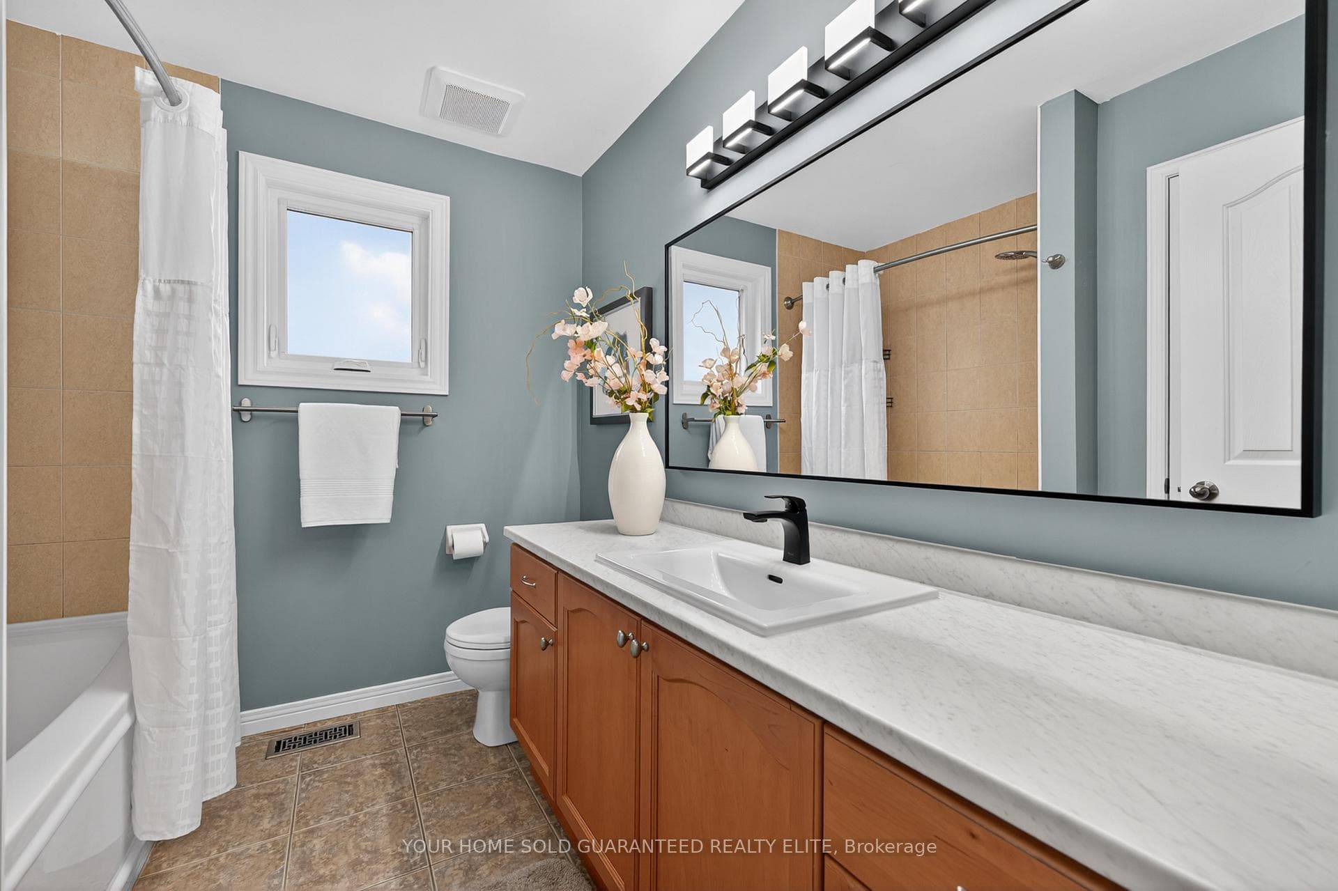 51 Hickory Crescent photo 22