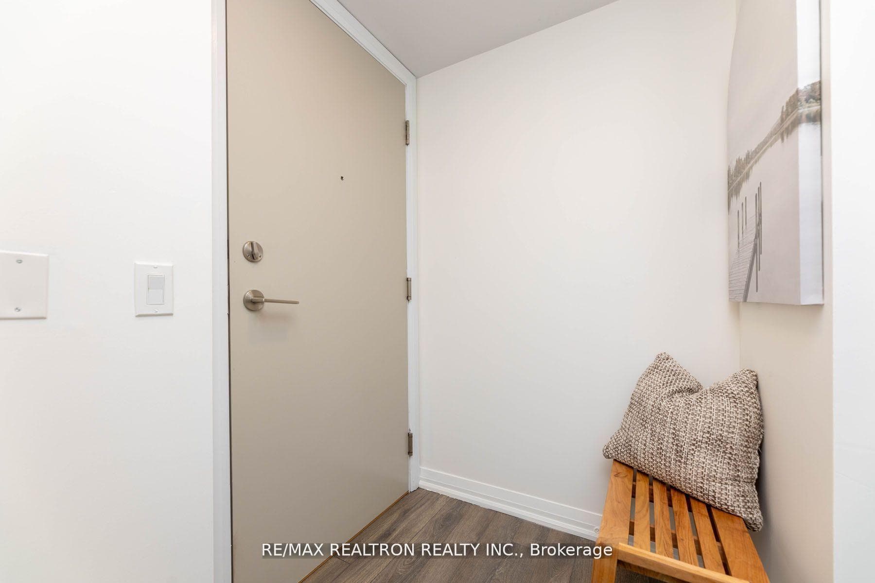 30 Meadowglen Place Unit 1901 photo 4