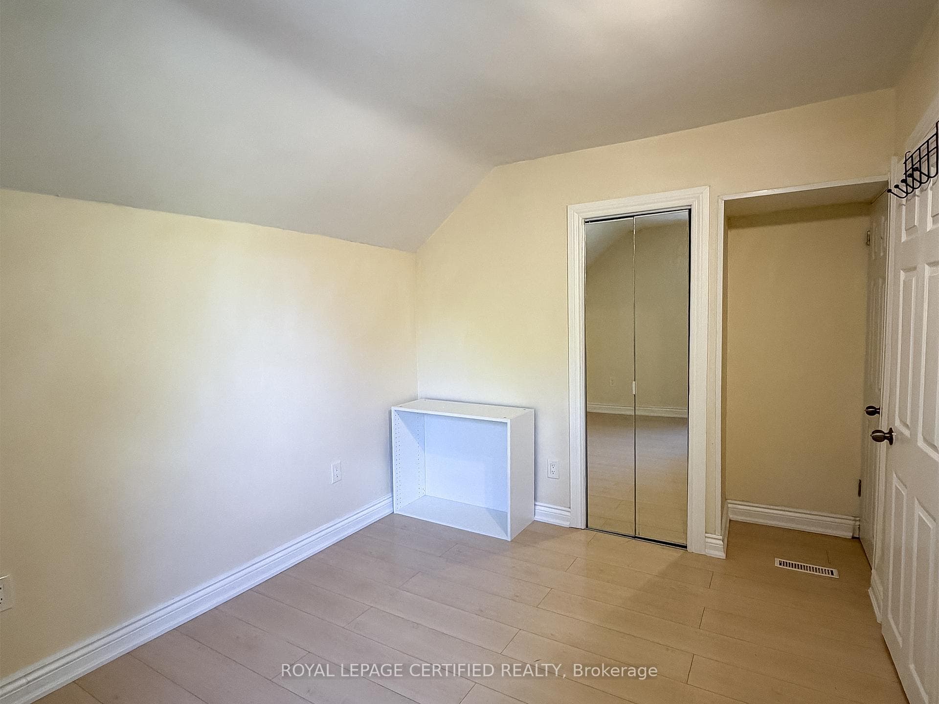 148 Belgravia Avenue Unit Upper photo 17