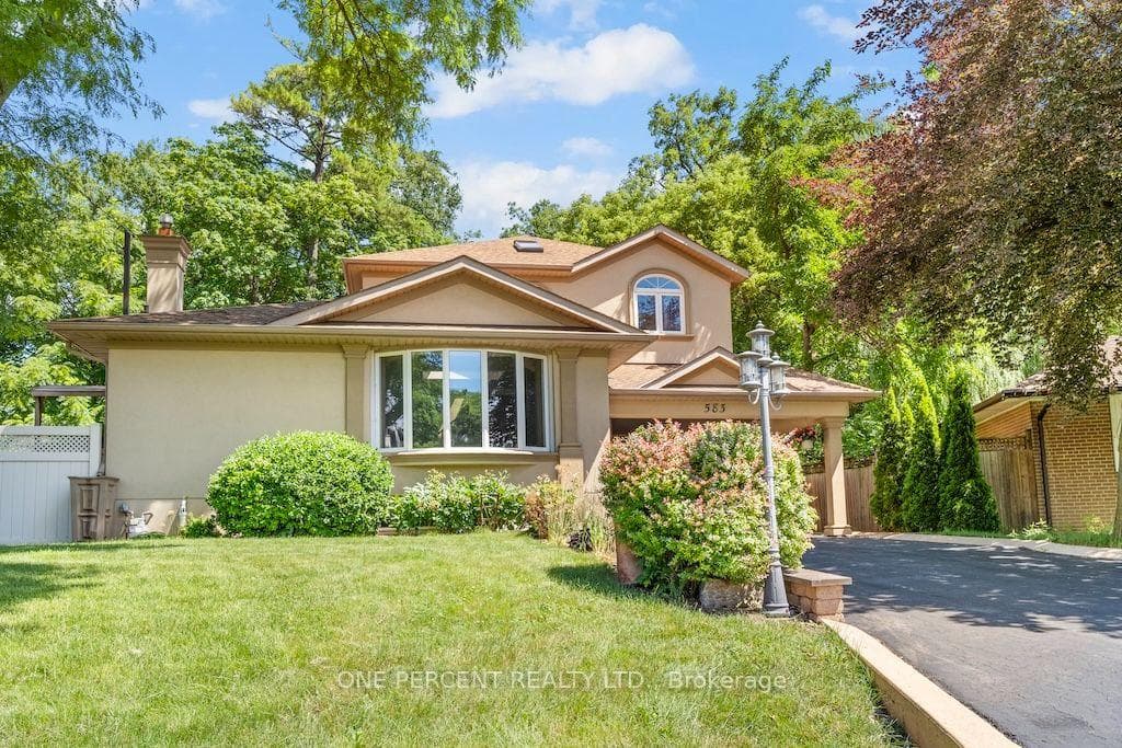 583 Stephens Crescent photo 2