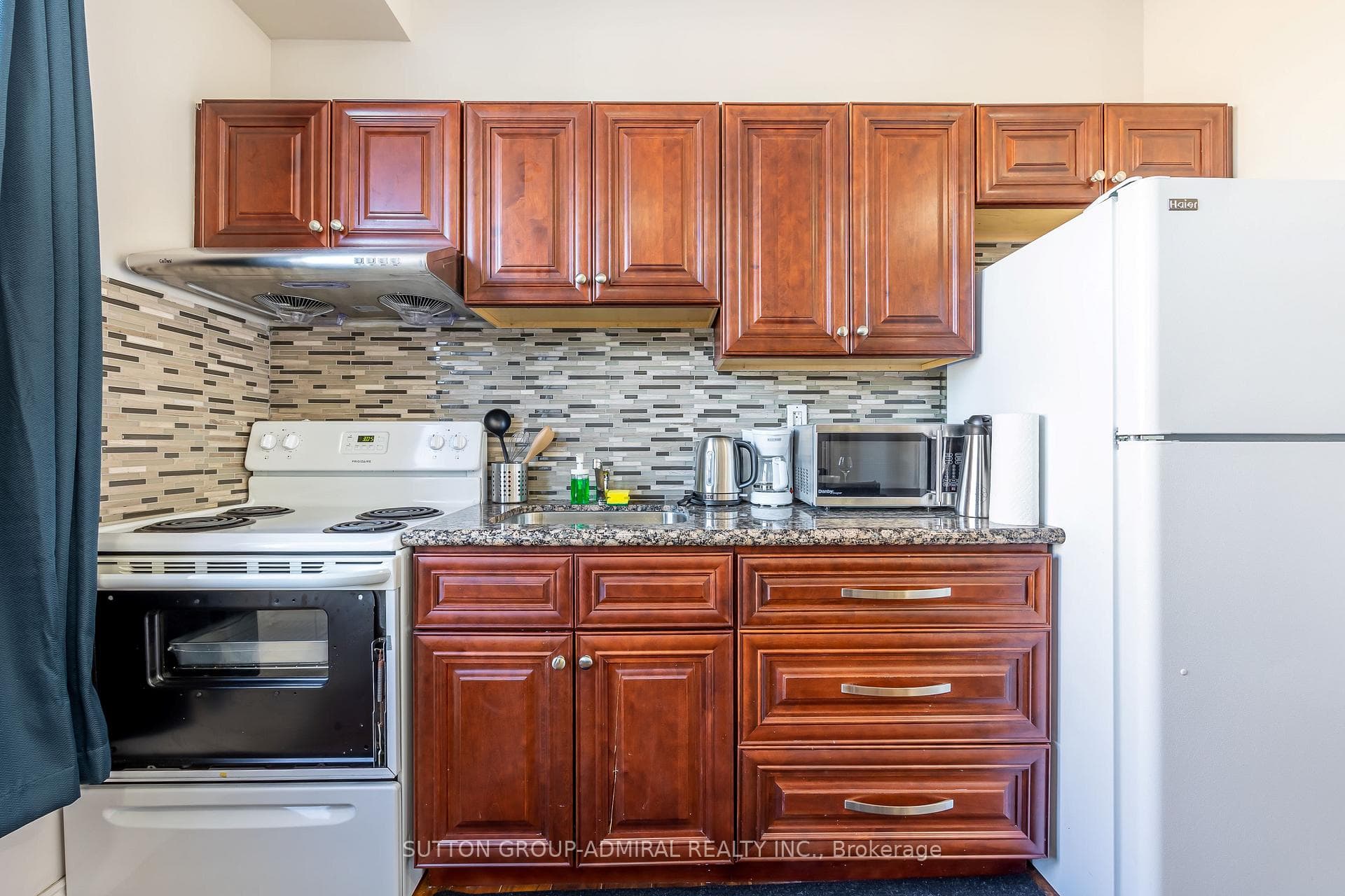 4497 Queen Street photo 4