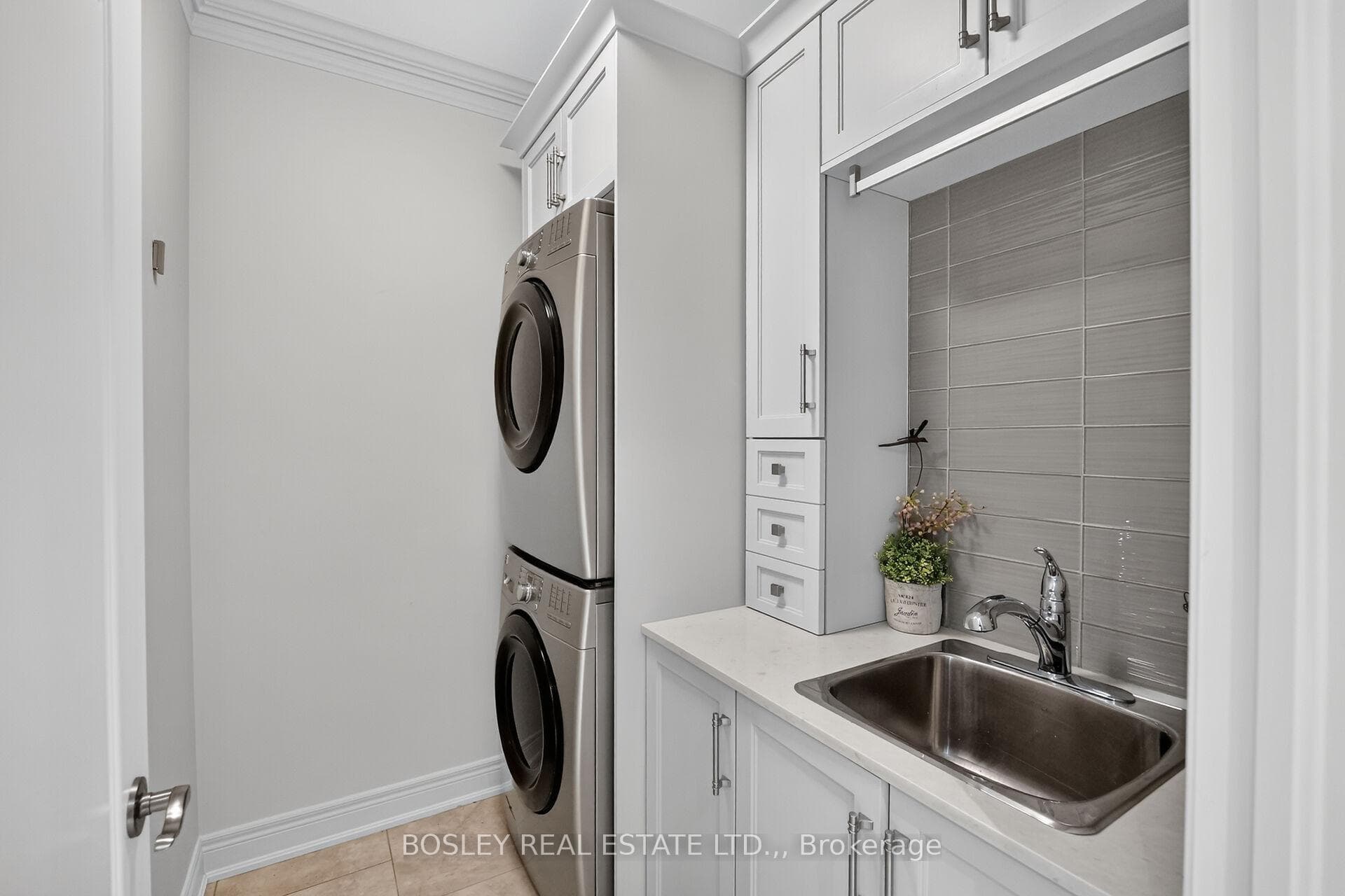 Laundry with sink, tile backsplash & extra storage