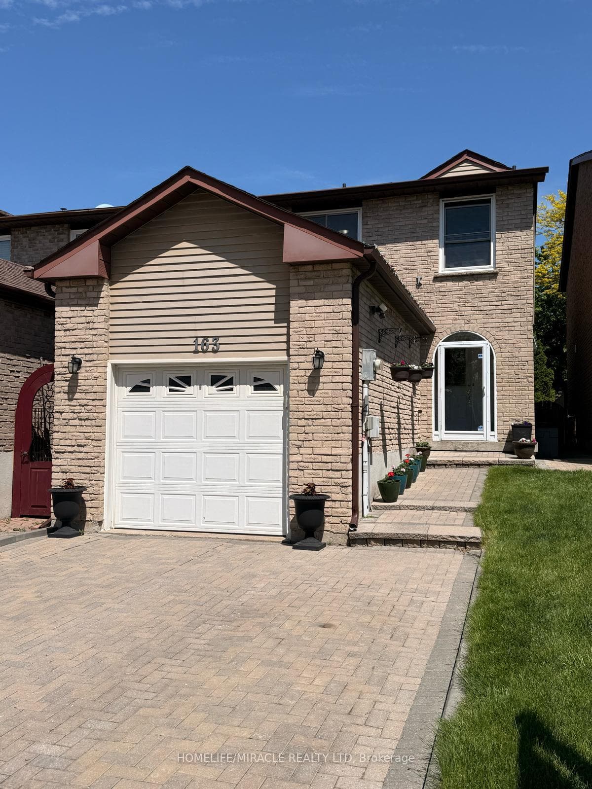 163 Mabley Crescent photo 2