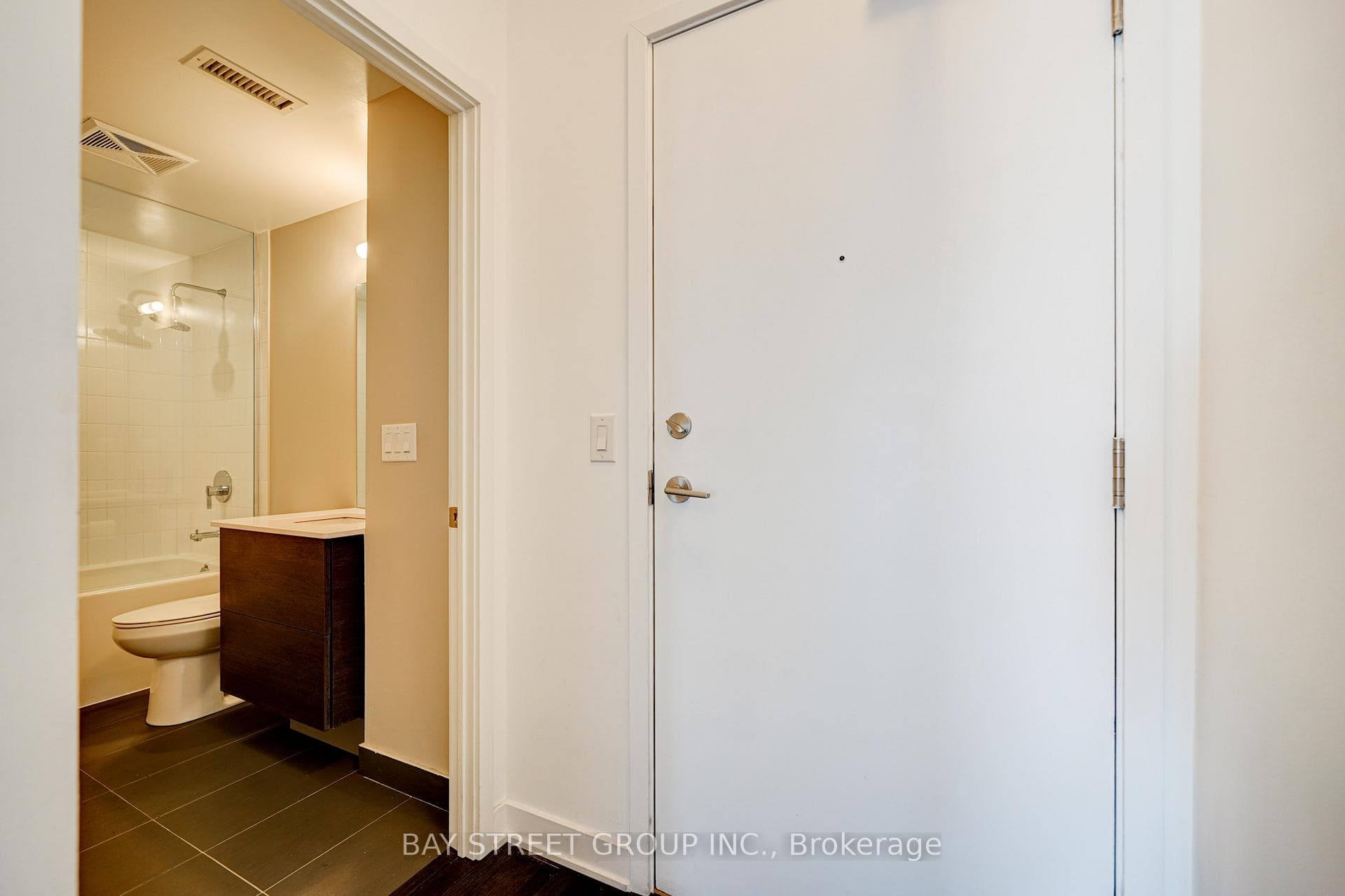 210 Simcoe Street Unit 1403 photo 8