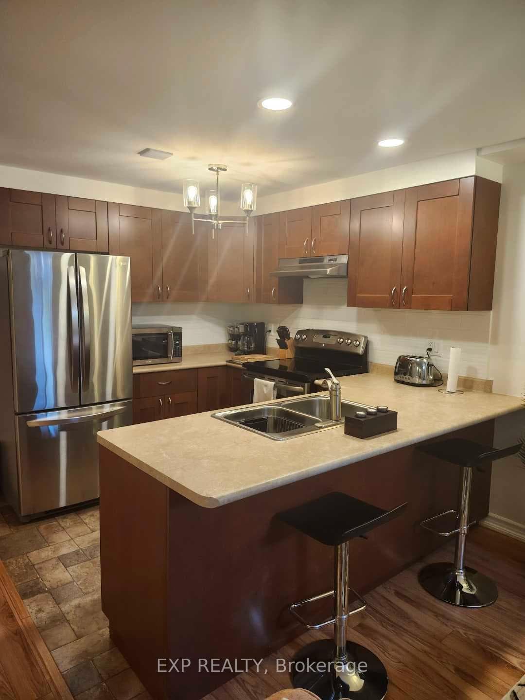 6117 Coxswain Crescent photo 1