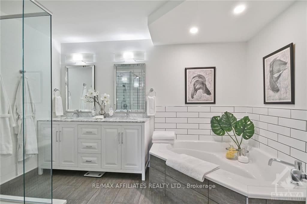 24 SHAWGLEN Way photo 17