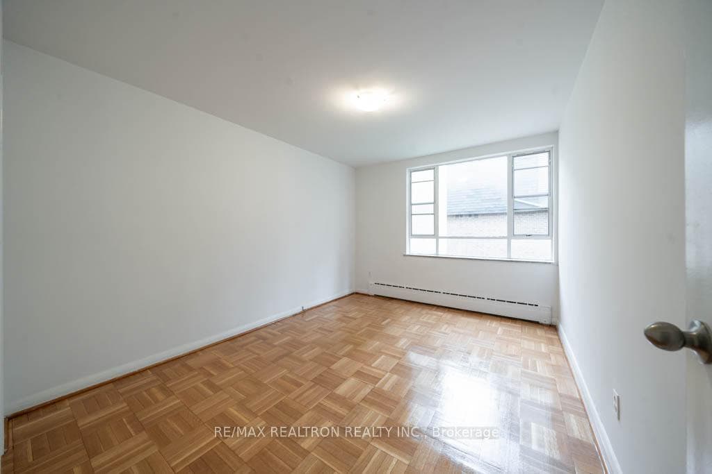 77 Erskine Avenue Unit 207 photo 5