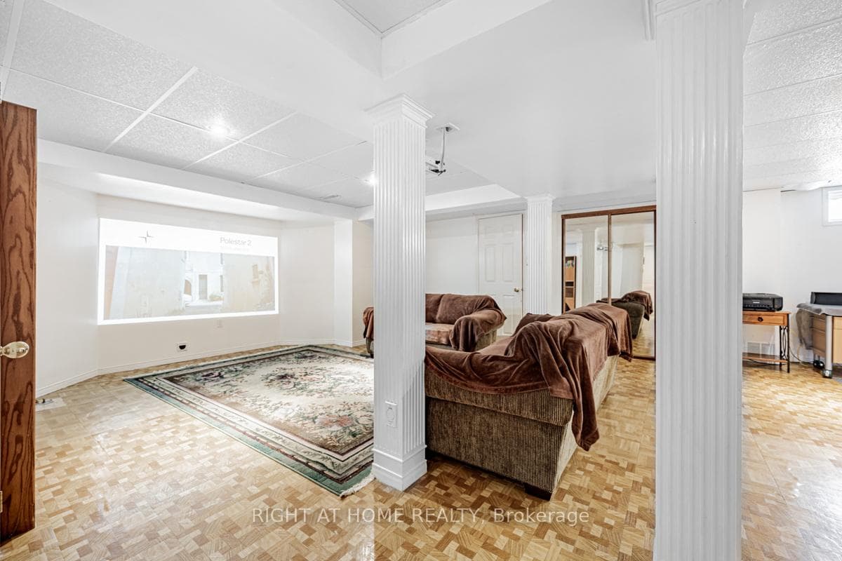 1448 Sandhurst Crescent photo 28
