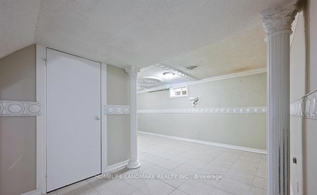 7006 Hickling Crescent photo 5