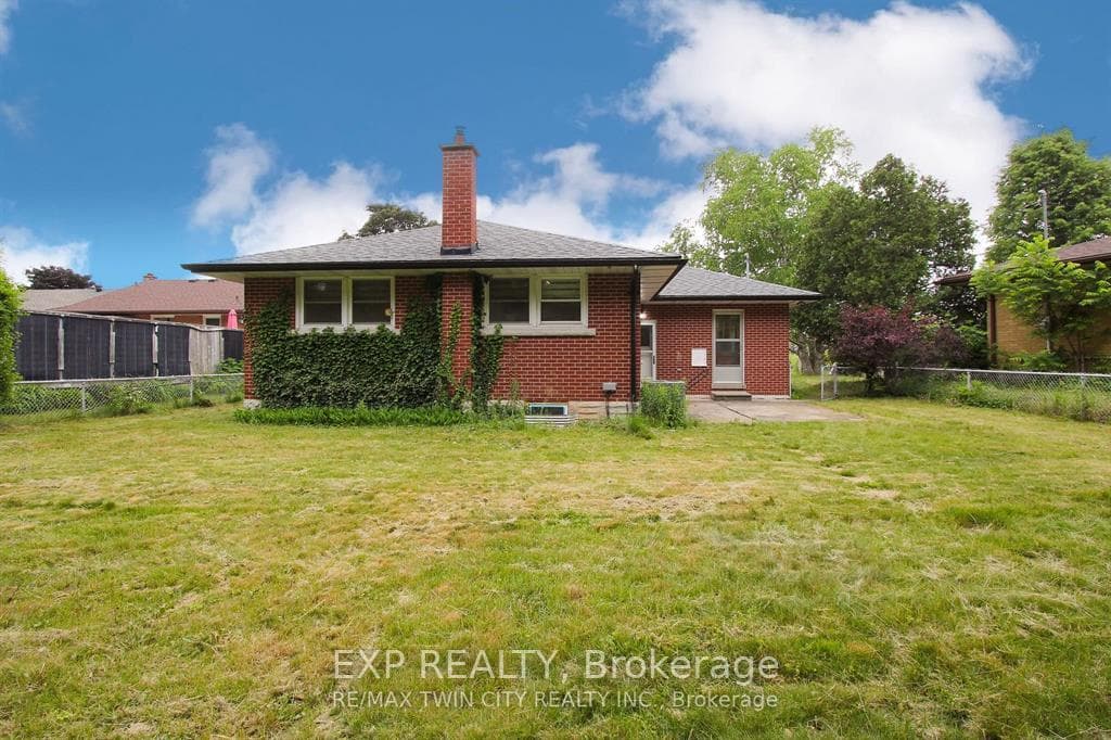 284 Cedar Crescent photo 27