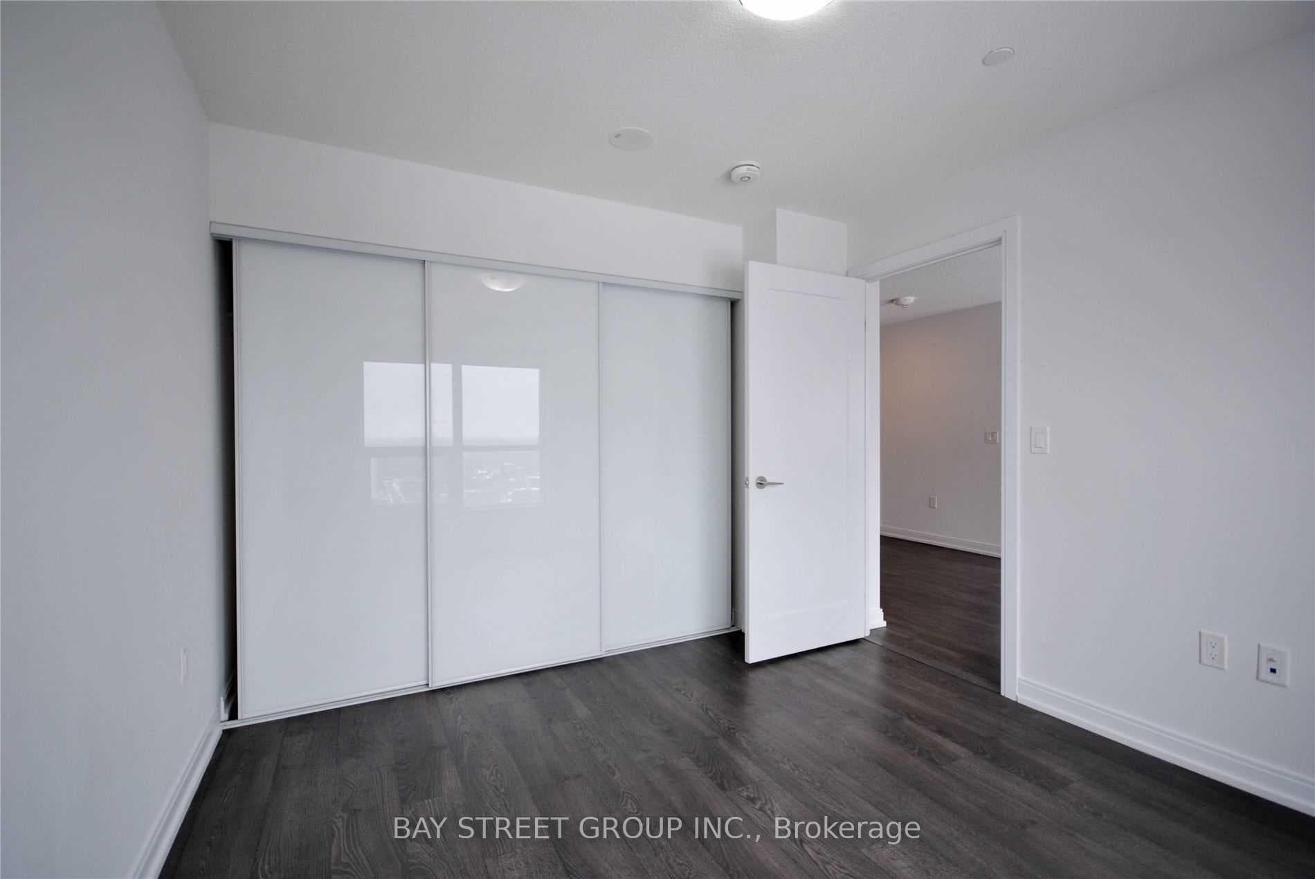 275 Village Green Square Unit 2019 photo 3