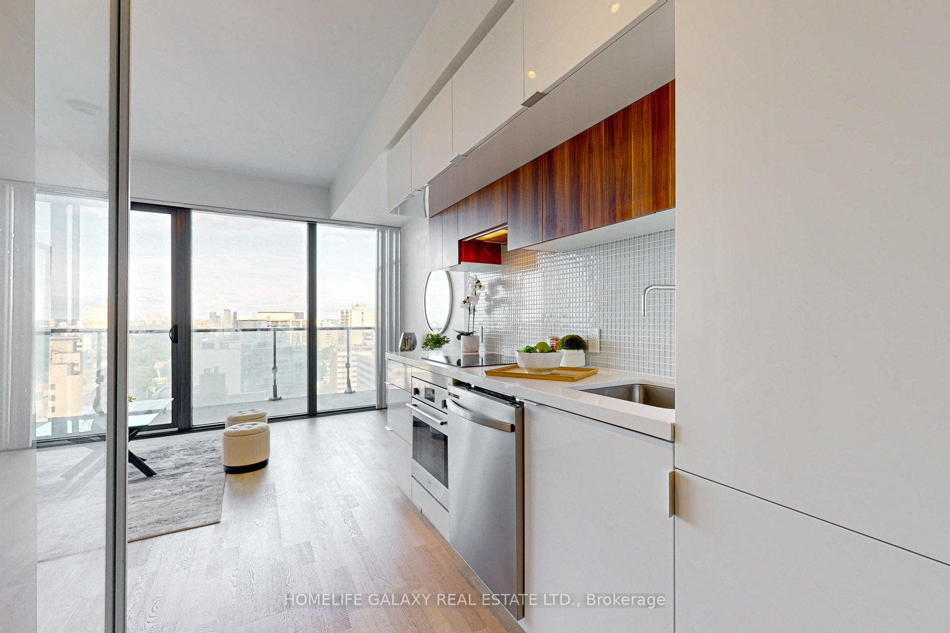 185 Roehampton Avenue Unit 1307 photo 7