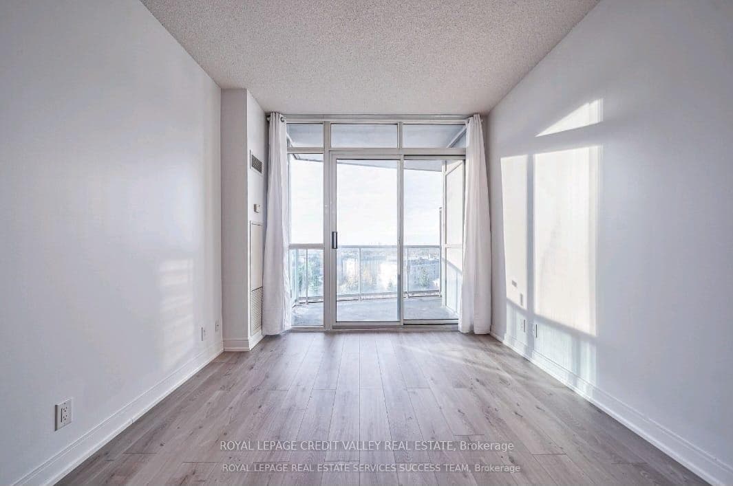90 Absolute Avenue Unit 910 photo 21