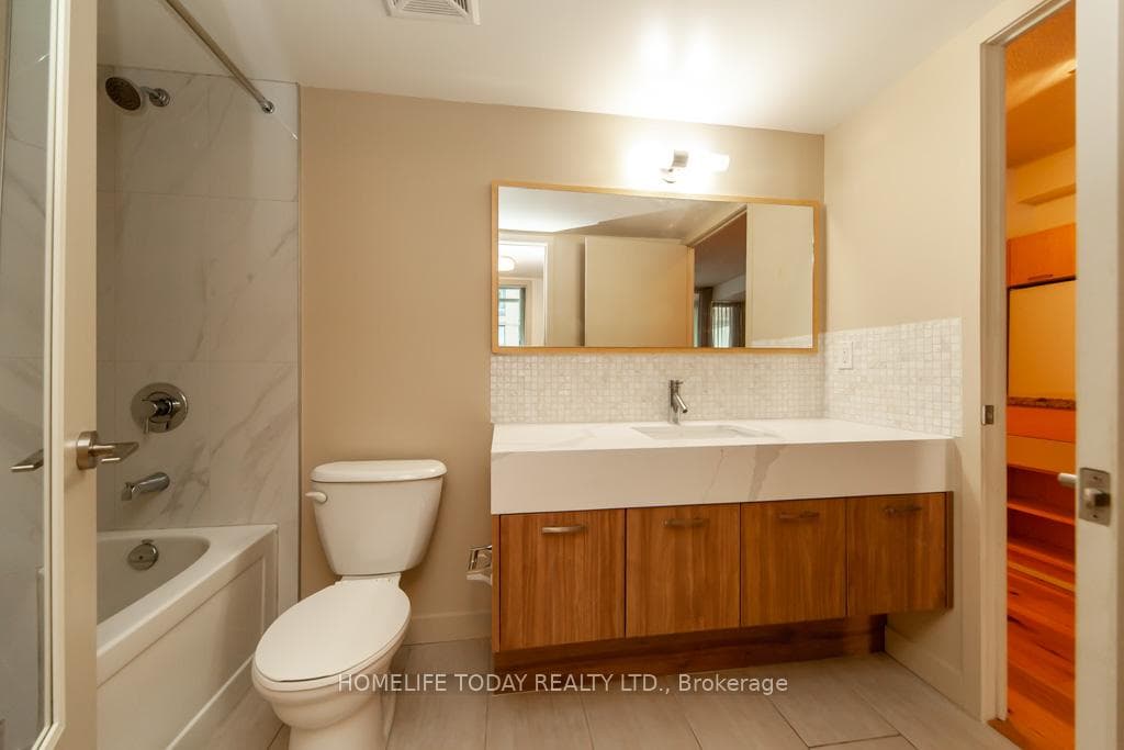 126 Simcoe Street Unit 806 photo 26