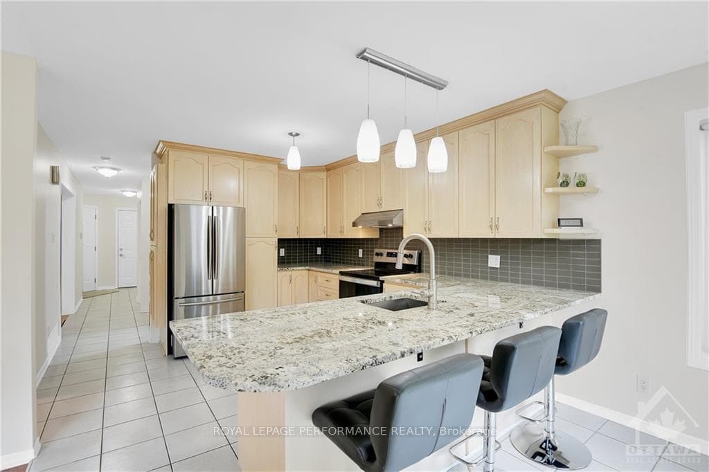 1667 TOULOUSE Crescent photo 8