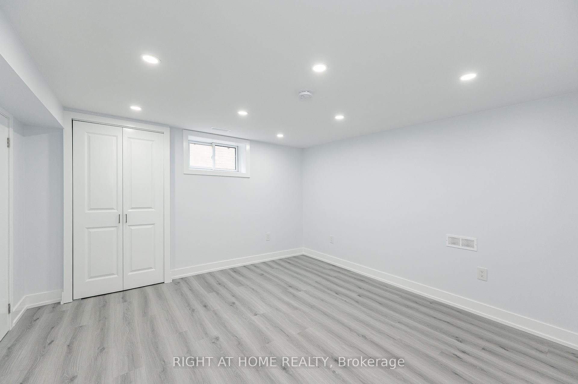996 Barton Street photo 29