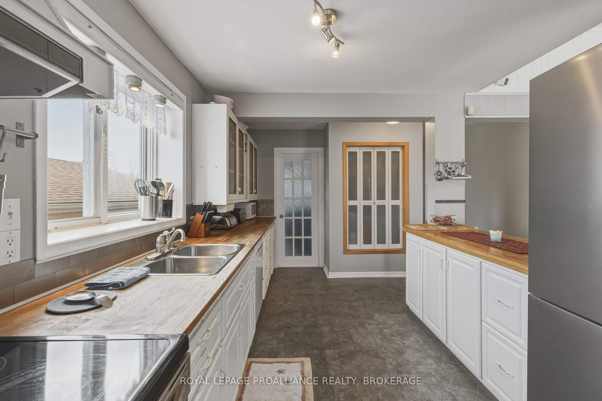 706 Spithead Road photo 9