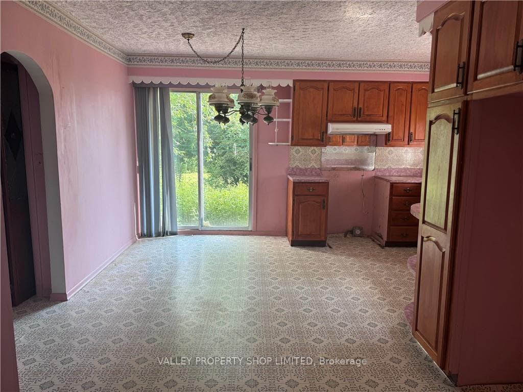 1136 VICTORIA Street photo 9