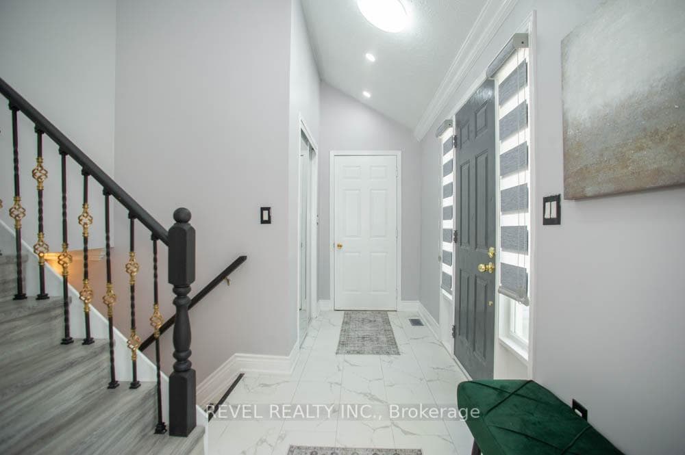 61 Leslie Avenue photo 6