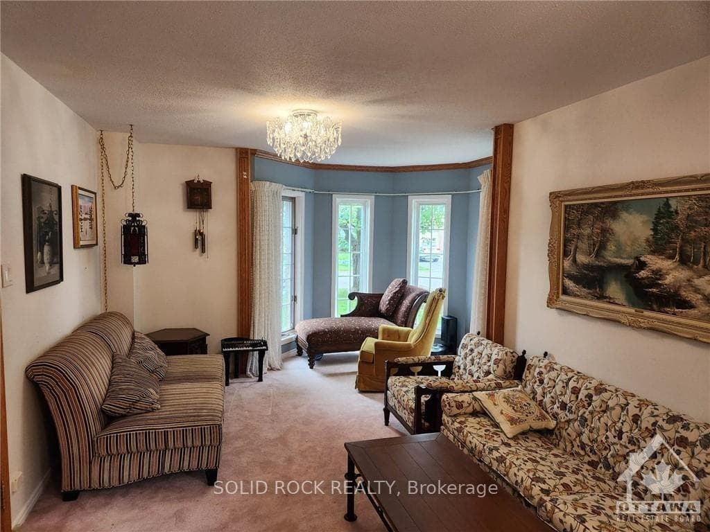 54 HUNTSMAN Crescent photo 3