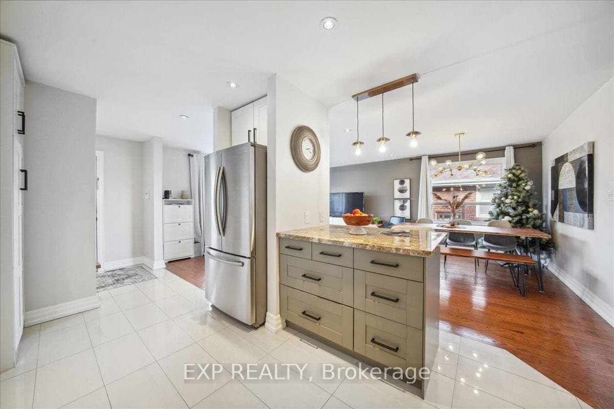 137 Kingsview Boulevard photo 7