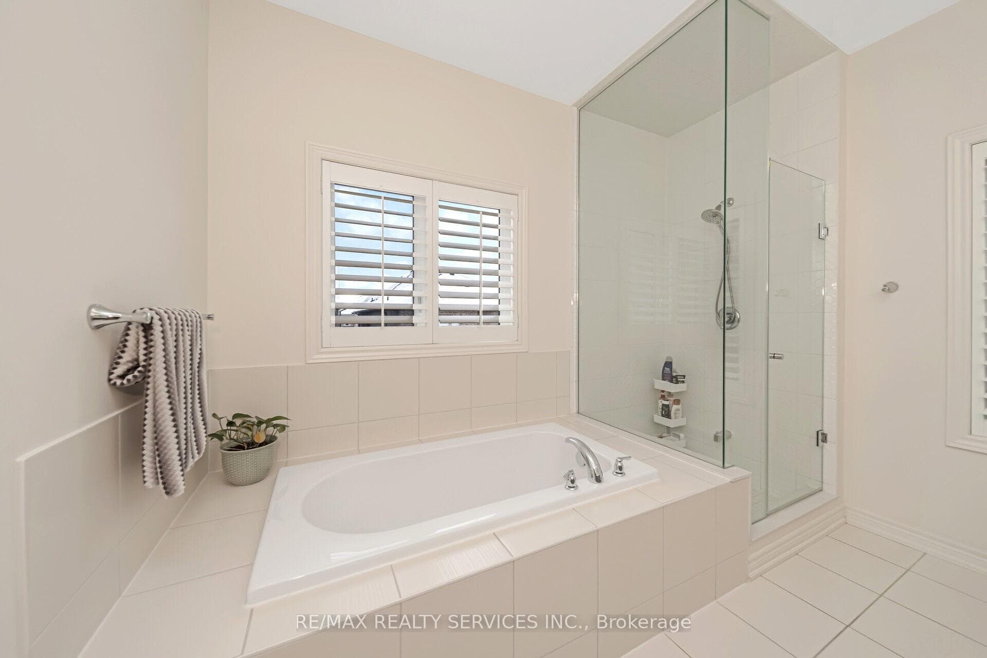 564 Mactier Drive photo 29