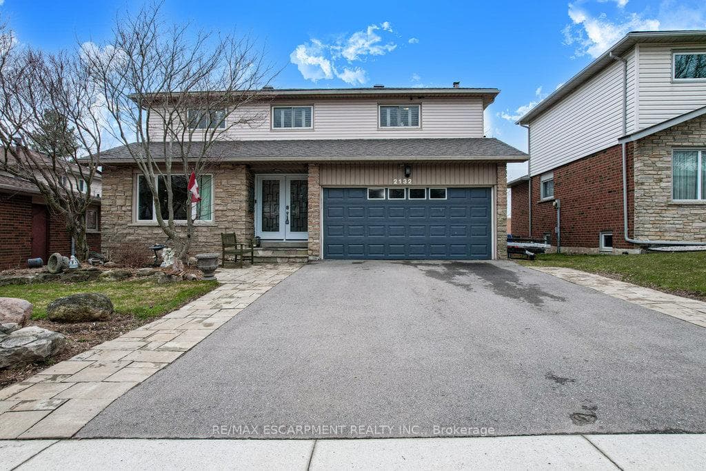 2132 CARTIER Crescent photo 3