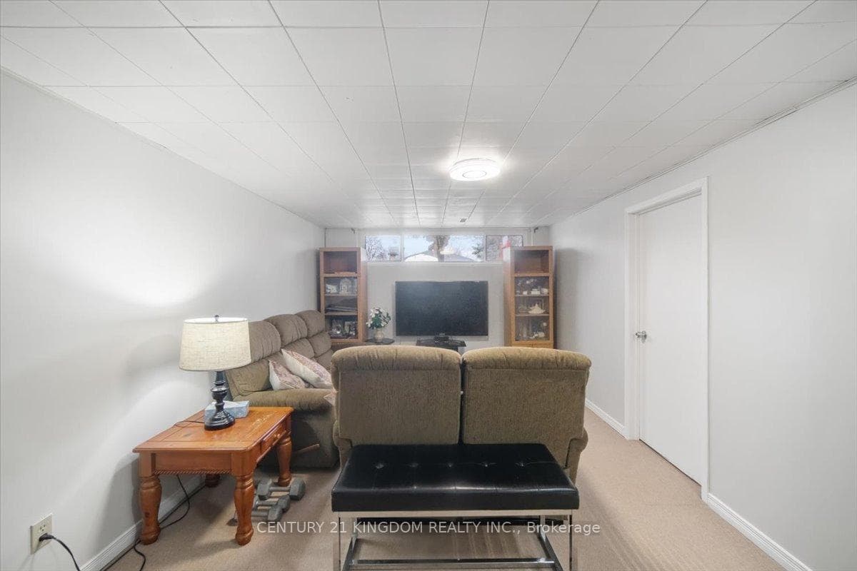9 Durrington Crescent photo 31