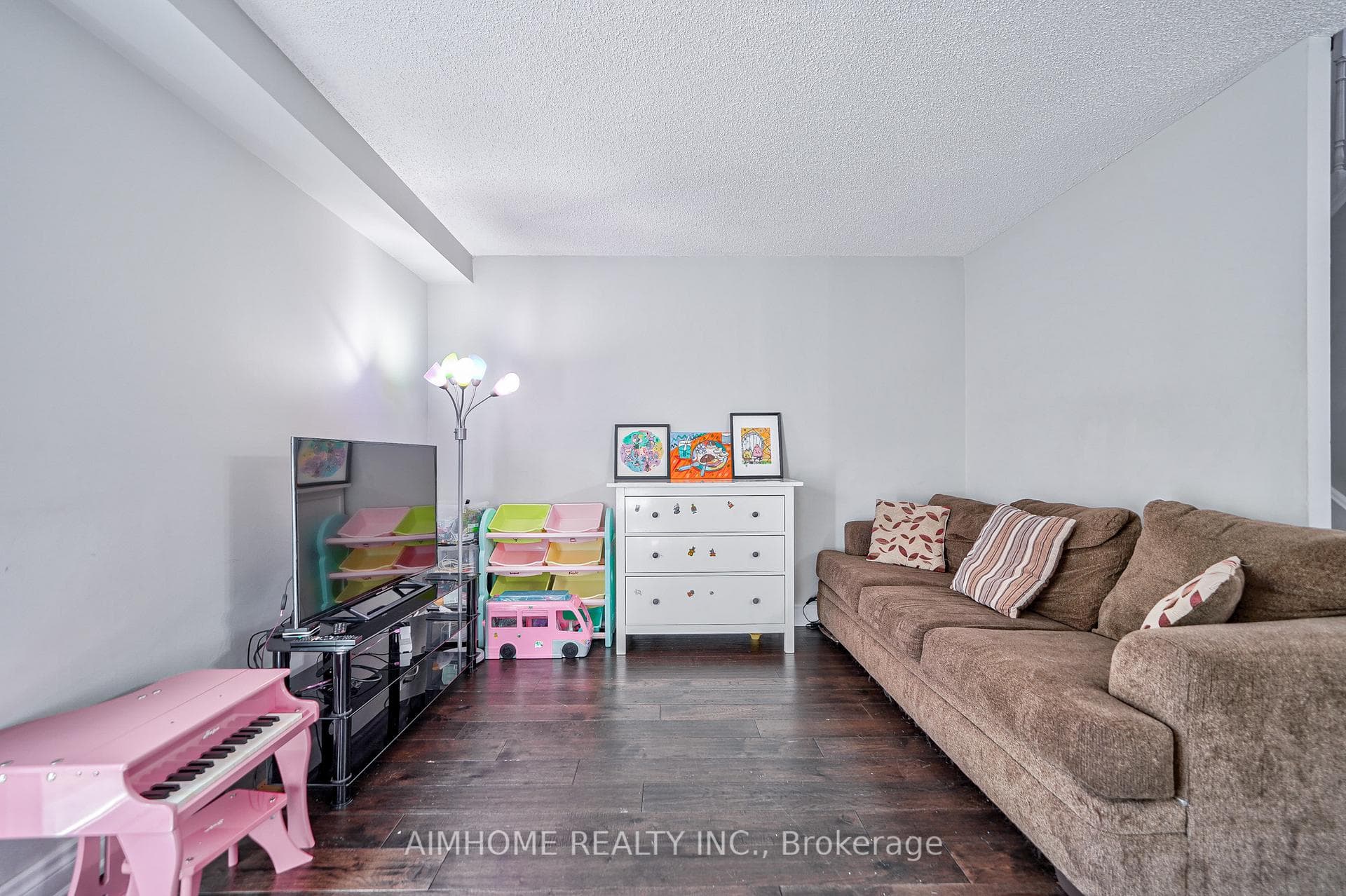 1692 John Street photo 12