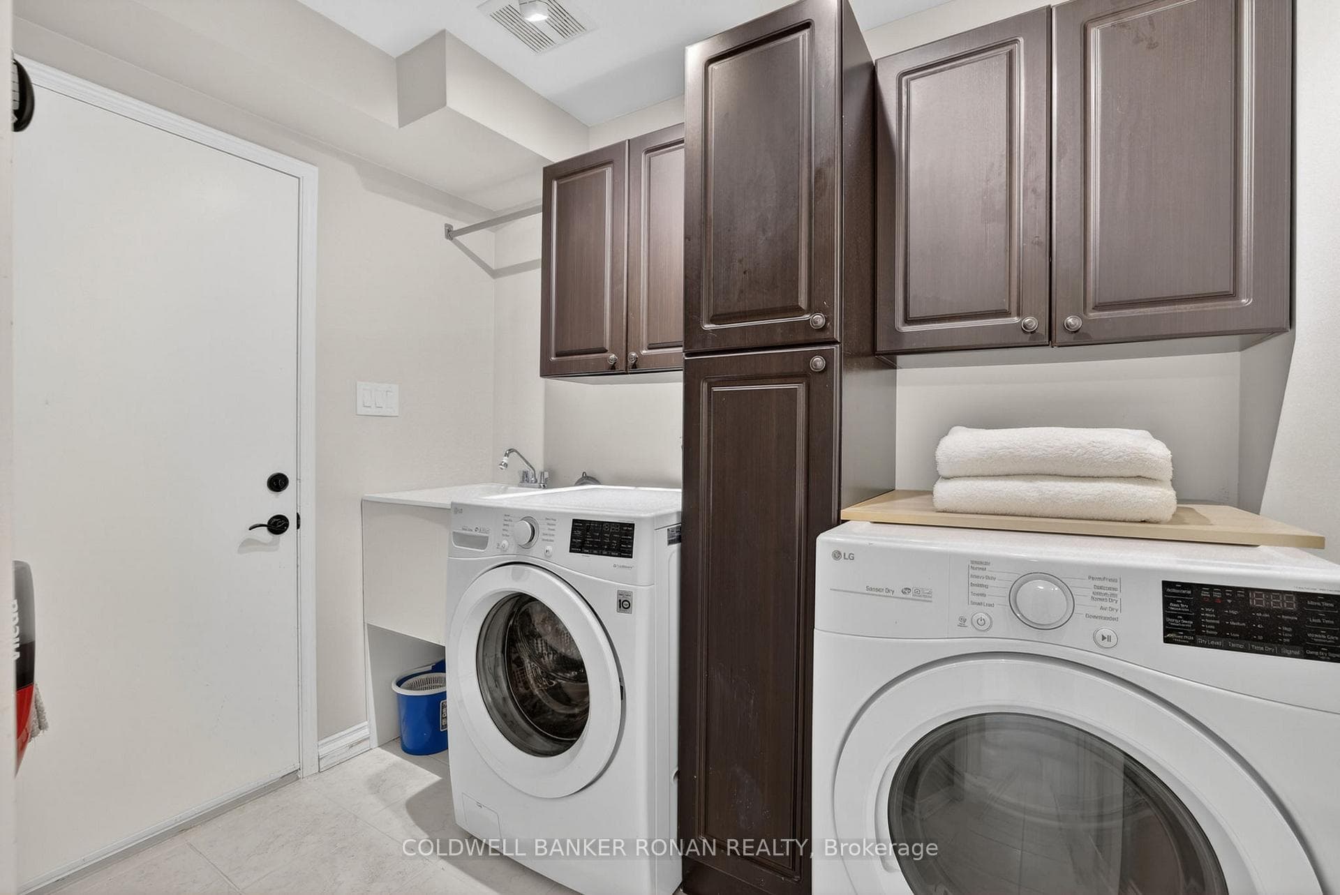 240 Howard Crescent photo 17