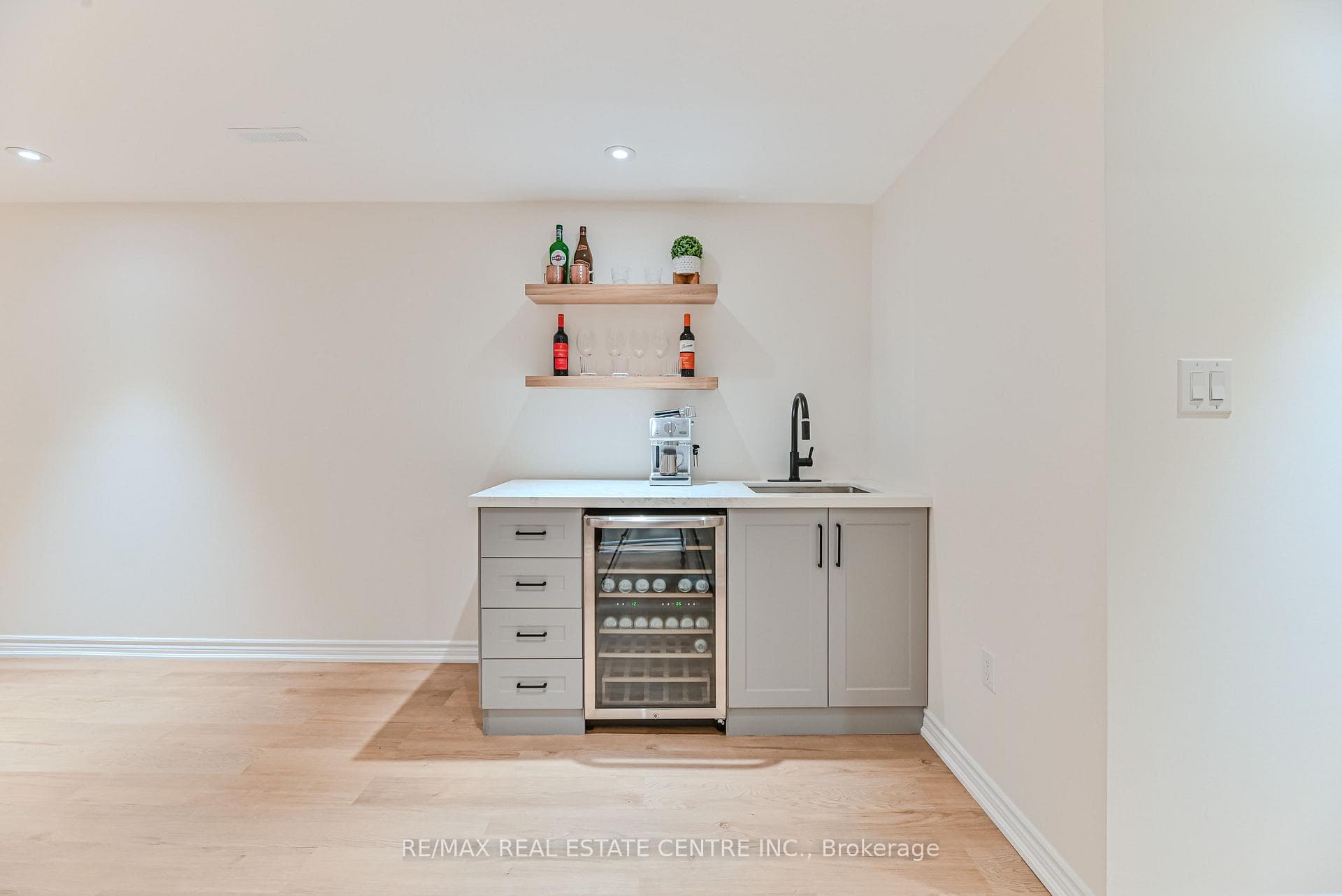 2498 Longridge Crescent photo 38