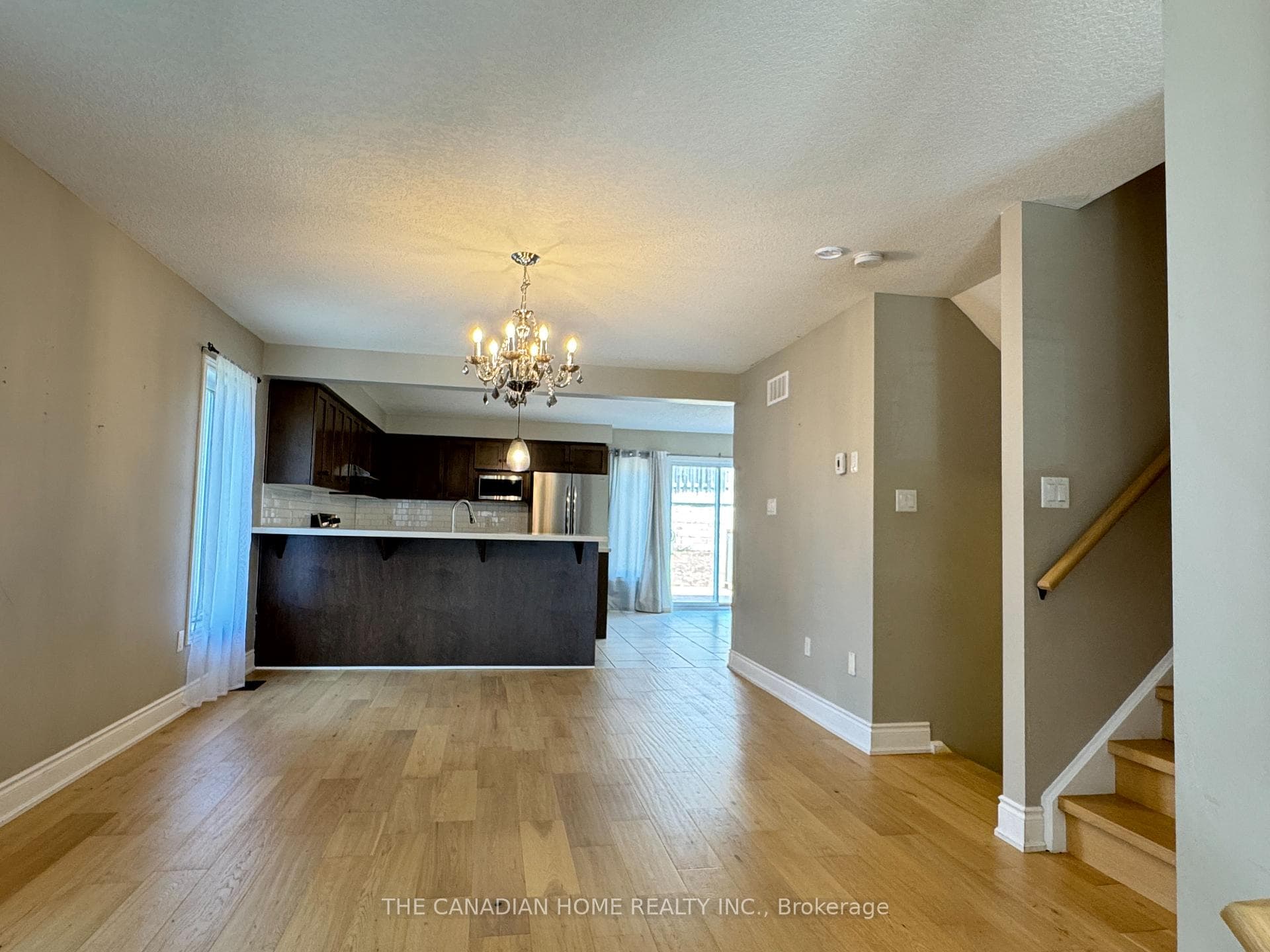 72 Oakes Crescent photo 5