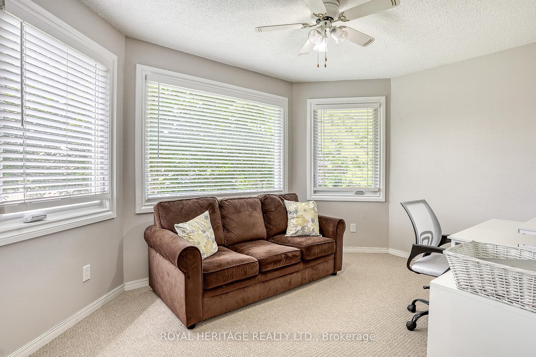 608 Amberwood Crescent photo 20