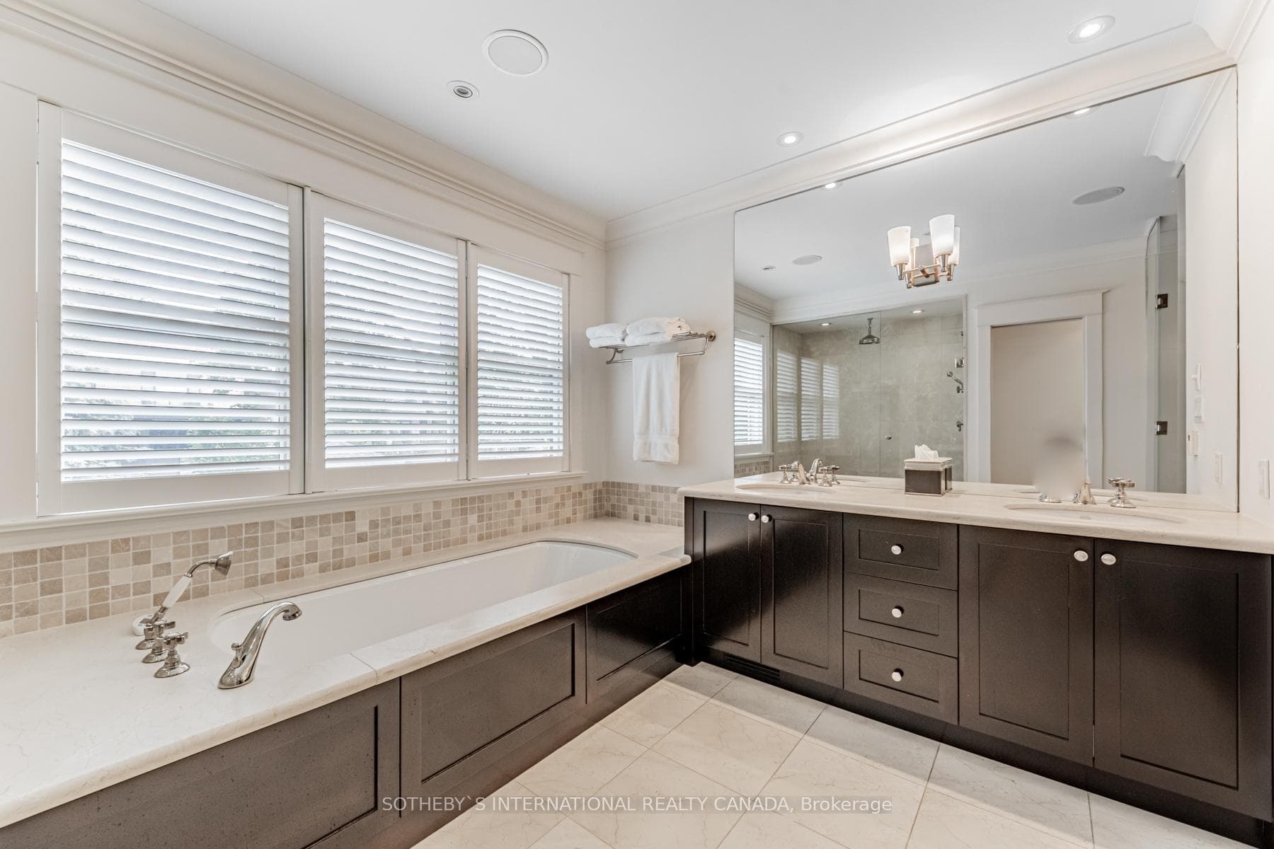 Double Vanity and Tub
