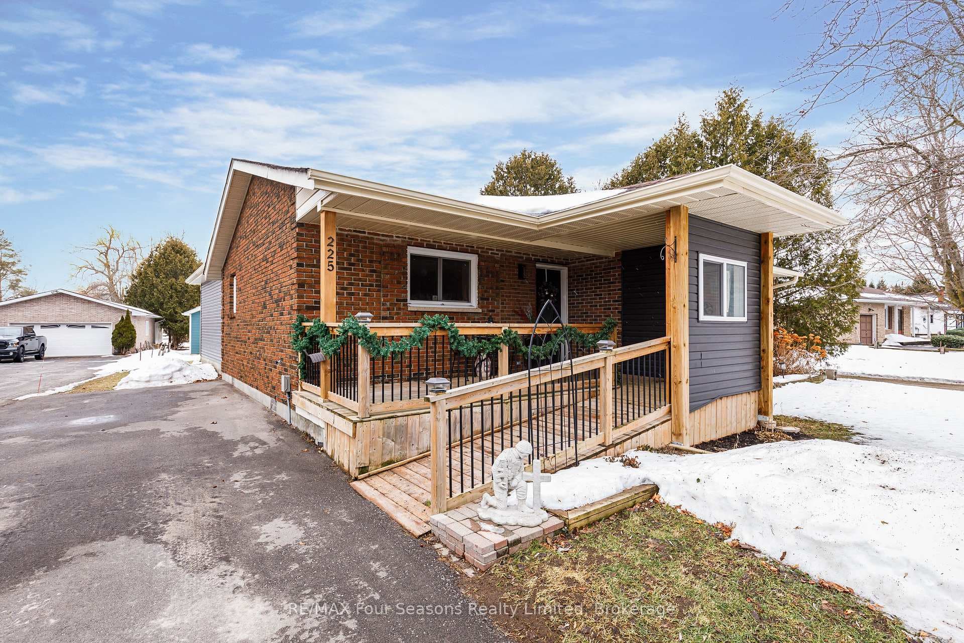 225 Christopher Street photo 4