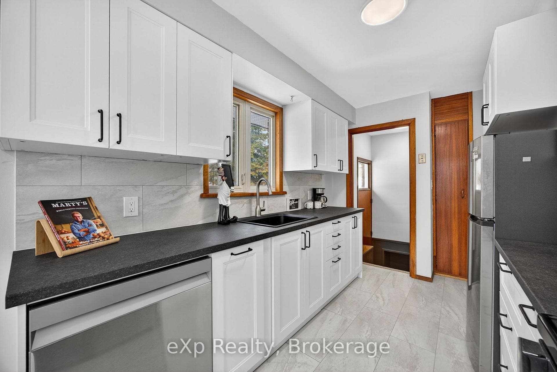 245 Victoria Street photo 20