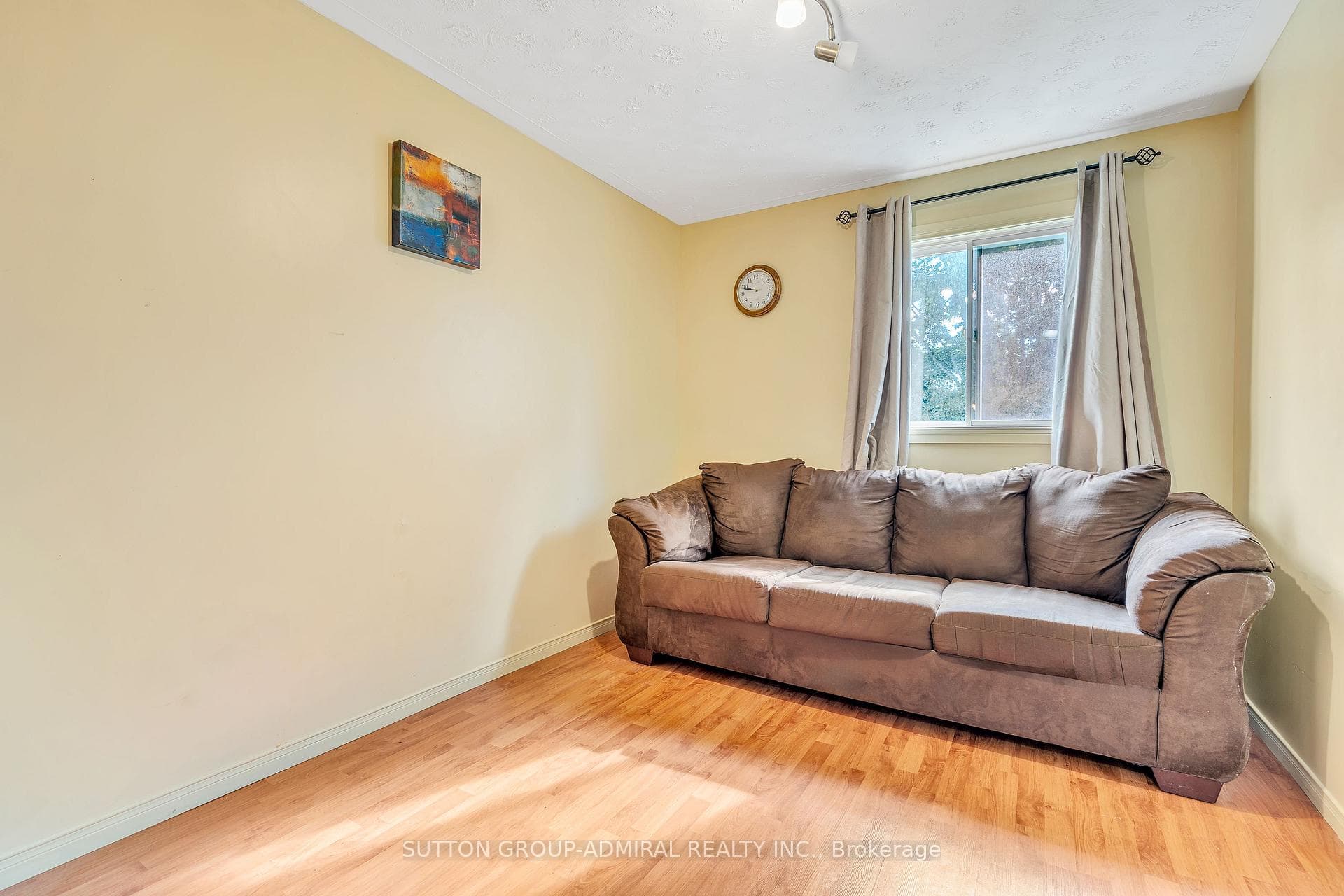 35 Mowat Crescent photo 13