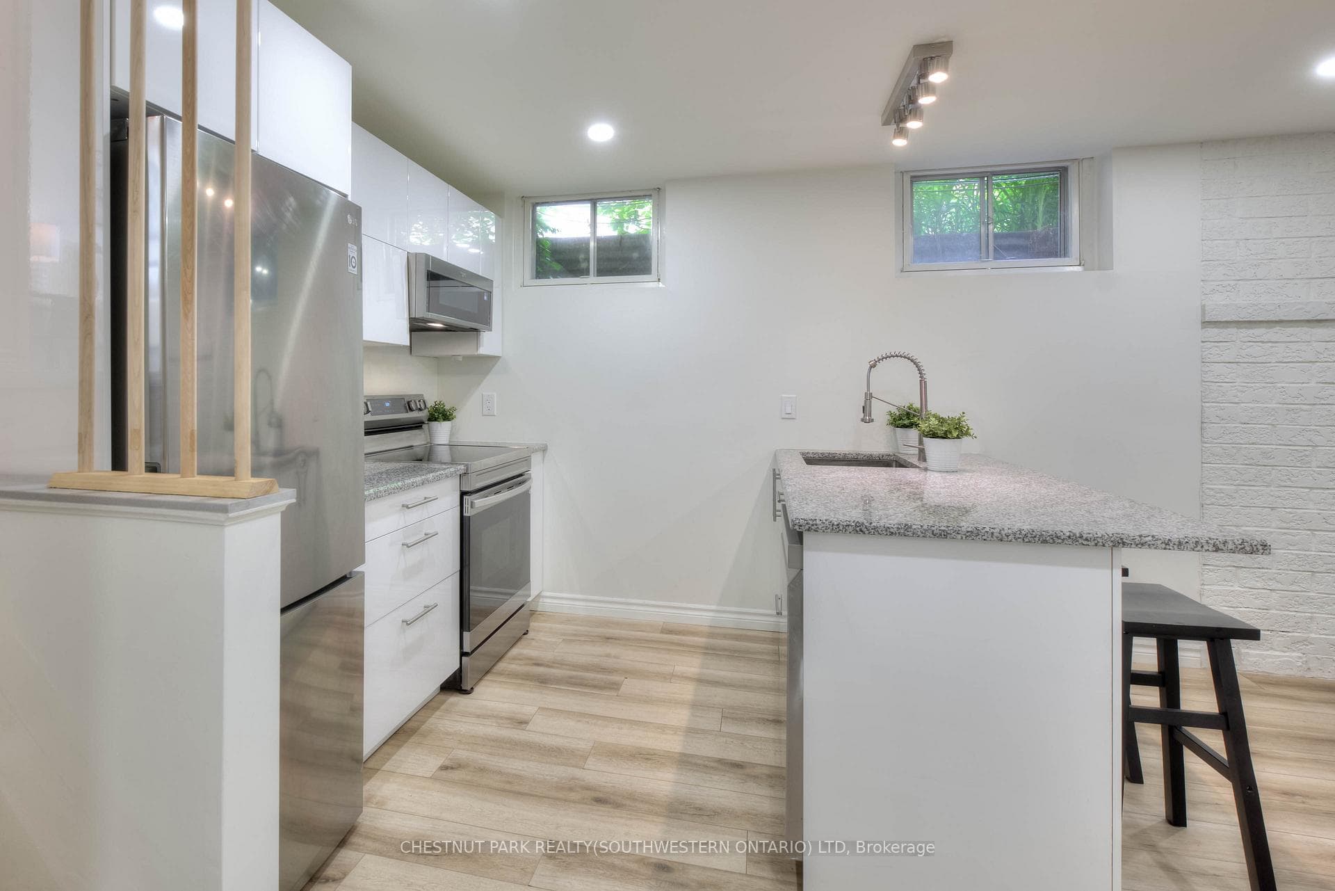 250 Willowdale Place photo 30