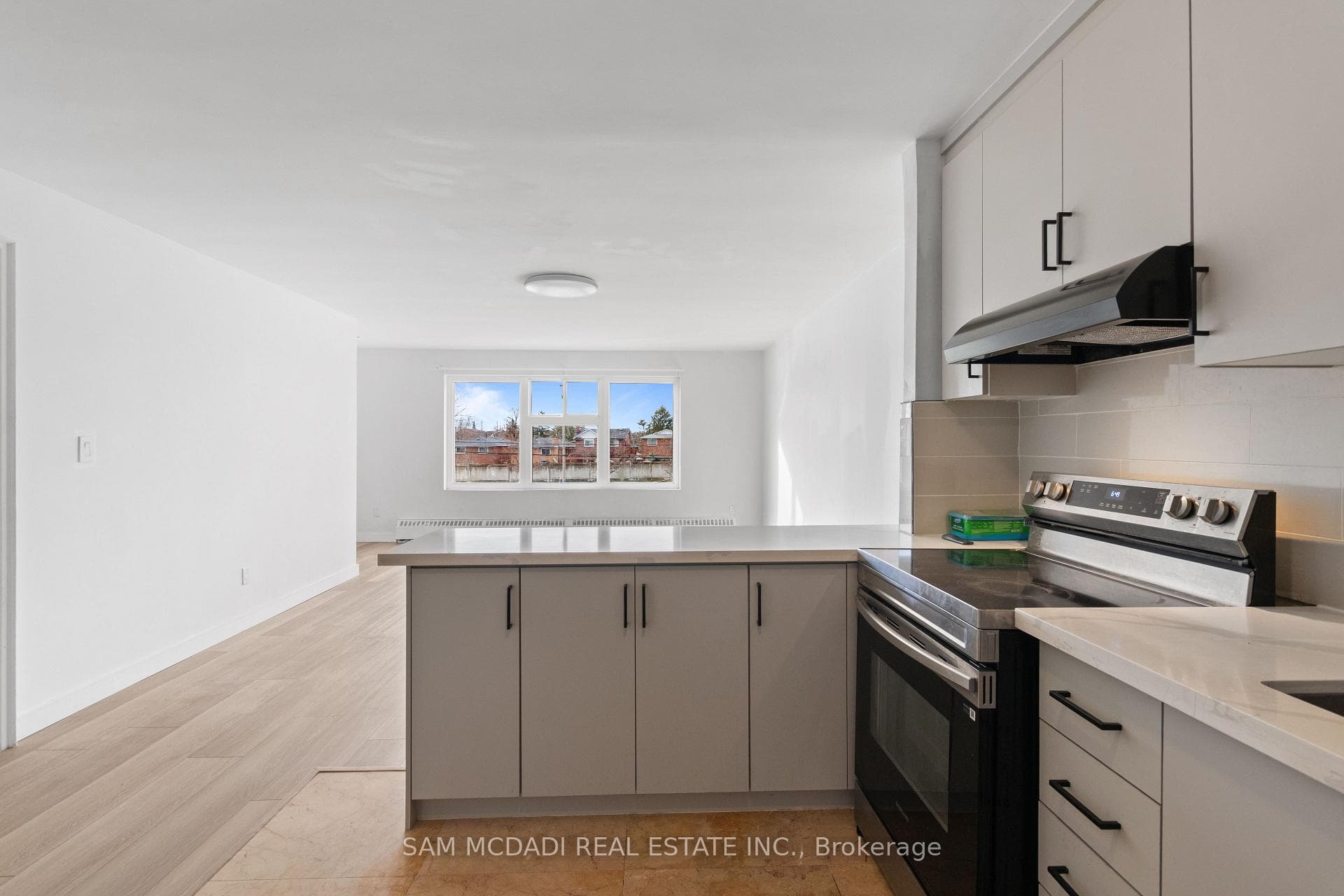 1018 Burnhamthorpe Road photo 1