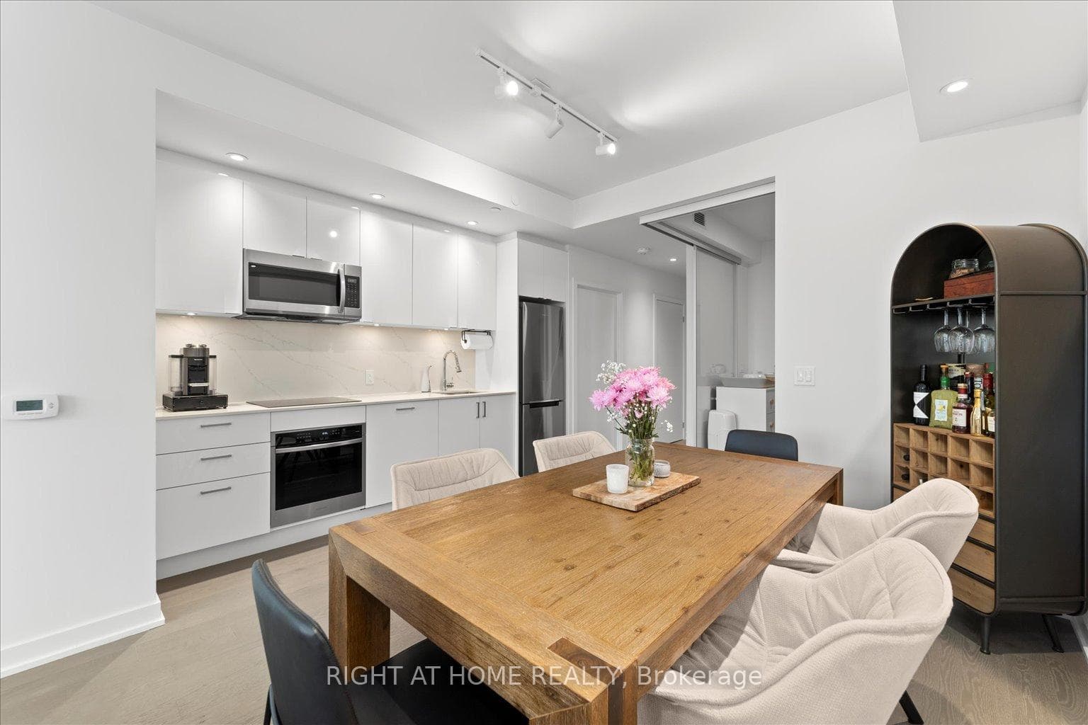 1928 Lakeshore Boulevard Unit 2011 photo 1