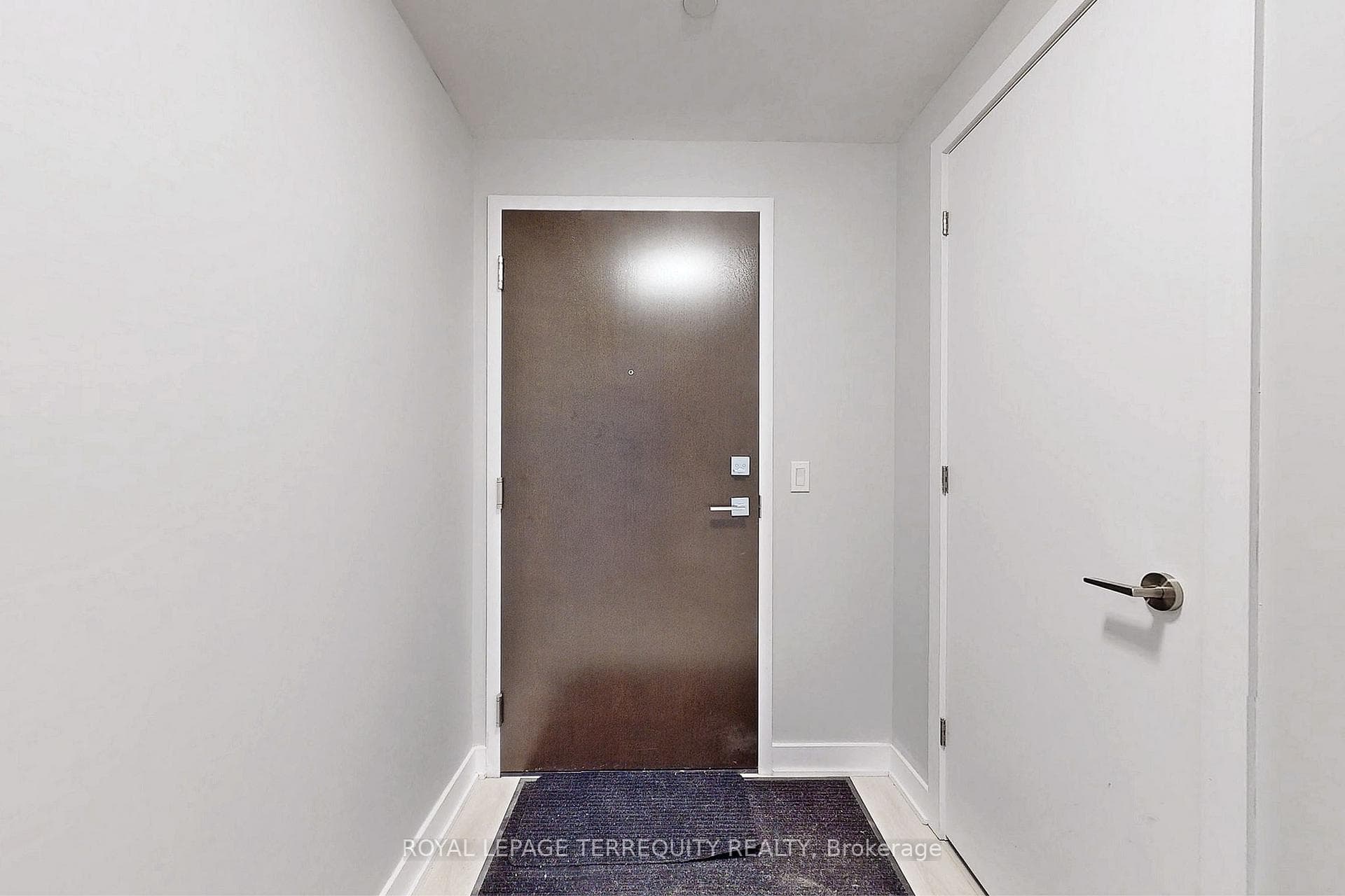 2221 Yonge Street Unit 905 photo 23