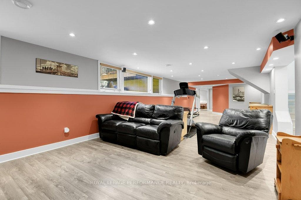 8040 Iveson Drive photo 27