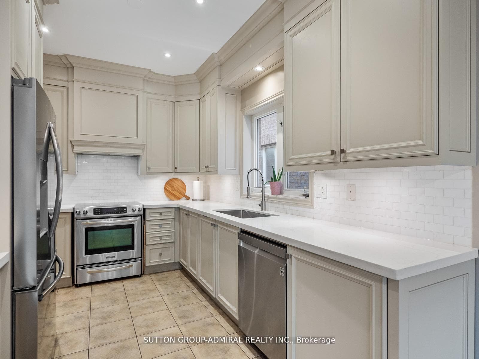 192 Chayna Crescent photo 7